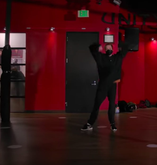 Capture d'écran de Shiloh dansant dans un studio de danse à Los Angeles, postée le 15 avril 2022 | Source : YouTube.com/Millennium Complex Dance Los Angeles