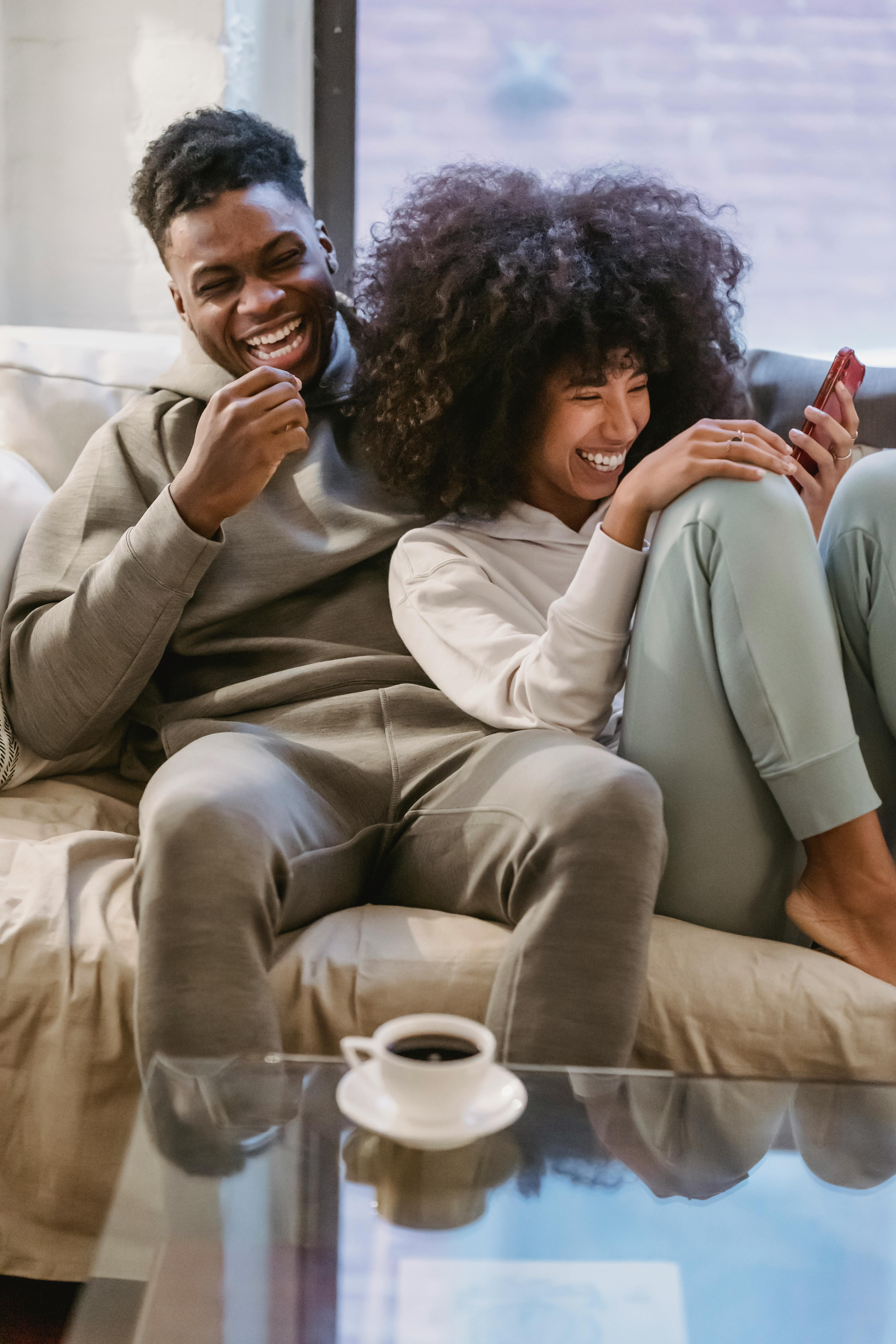 Un couple noir heureux à la maison | Source : Pexels