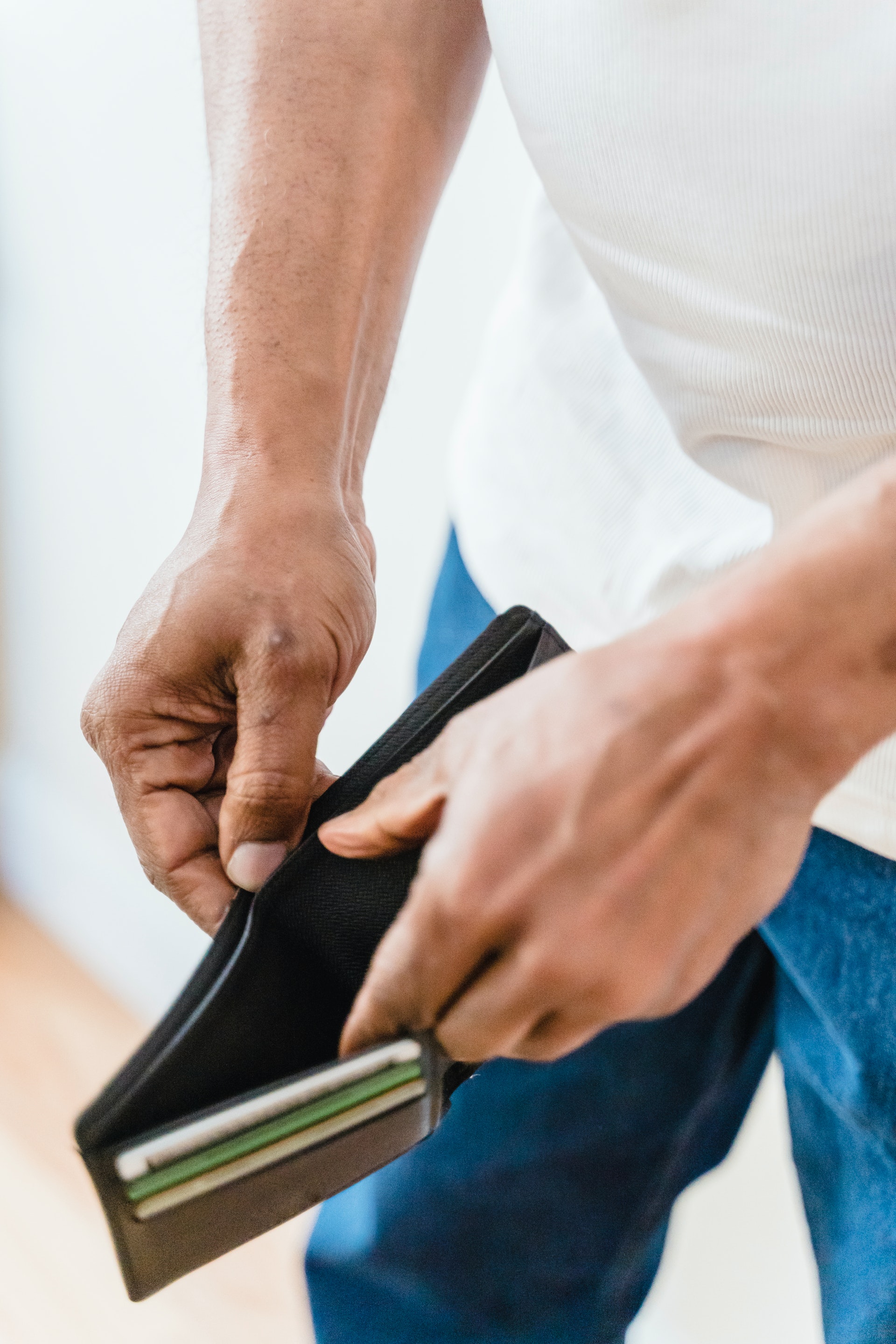 Primer plano de un hombre con la cartera vacía | Fuente: Pexels