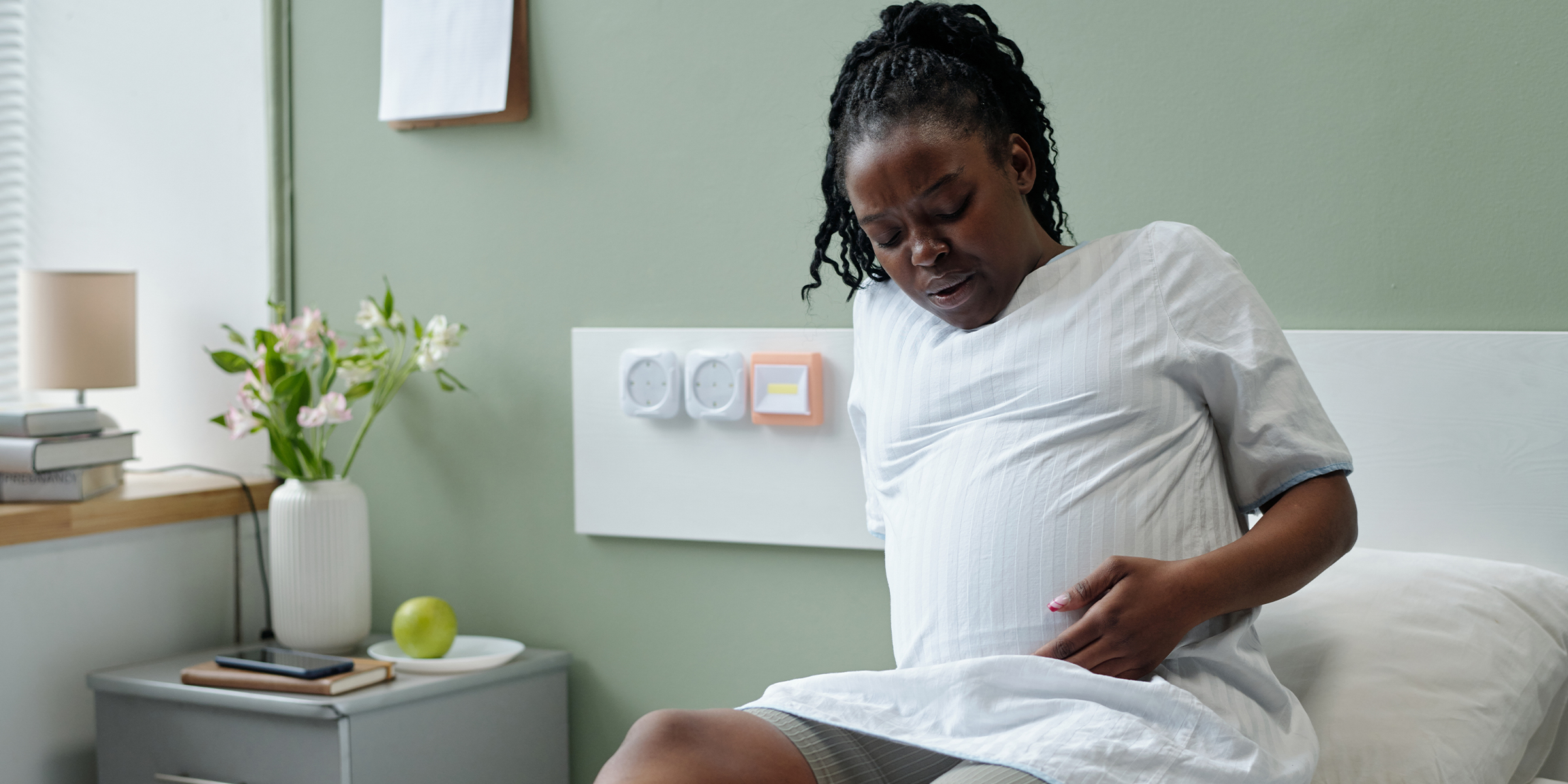 Une femme enceinte se tenant le ventre | Source : Shutterstock