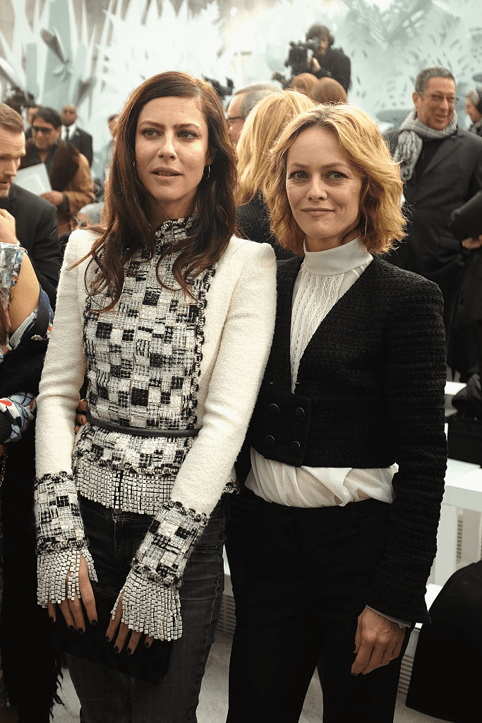 Anna Mouglalis et Vanessa Paradis assistent au défilé Chanel dans le cadre de la Semaine de la mode Haute Couture Printemps/Eté 2015 à Paris, France, le 27 janvier 2015. | Photo : Getty Images