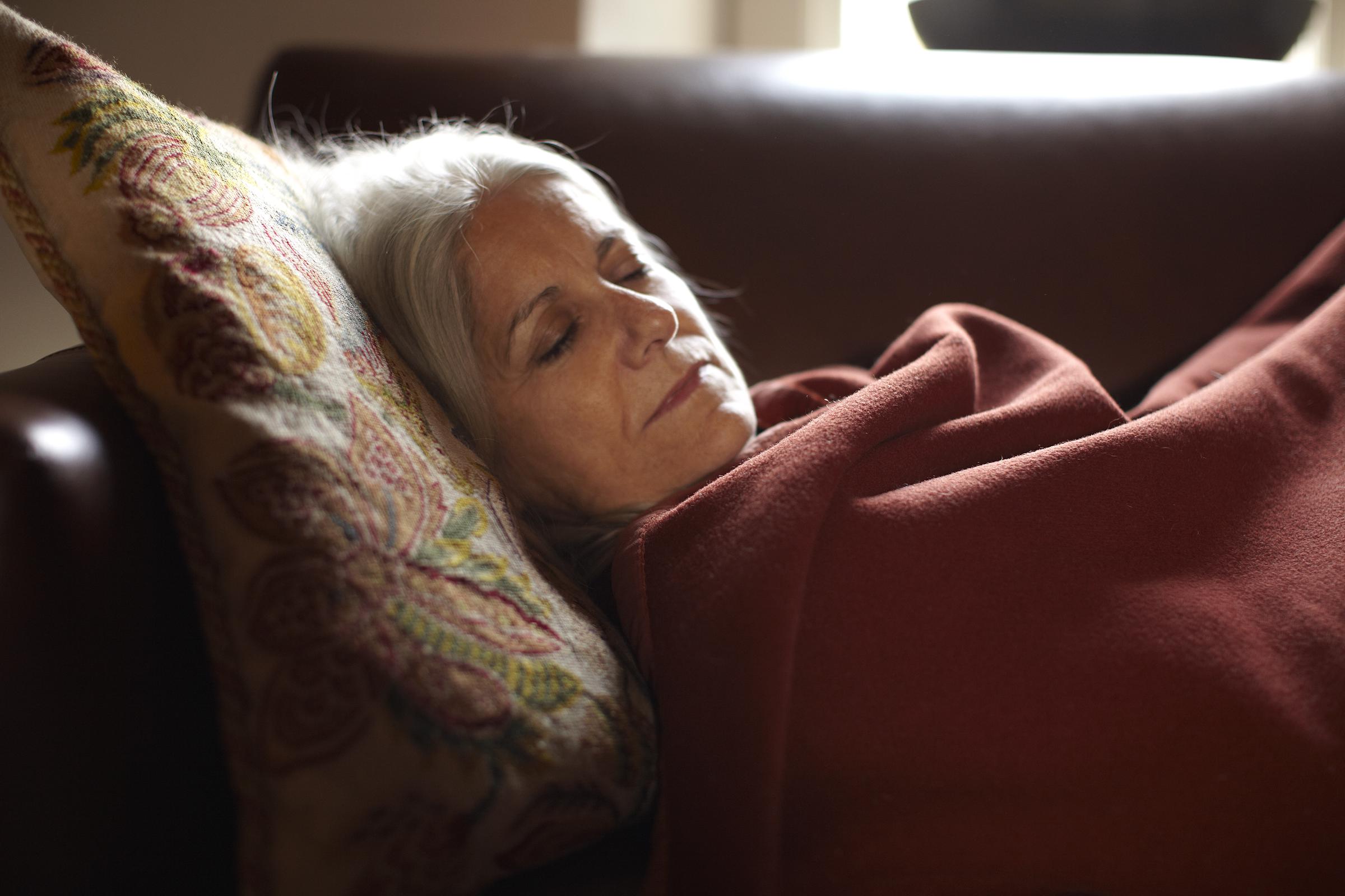 Une femme qui fait une sieste sur son canapé | Source : Getty Images