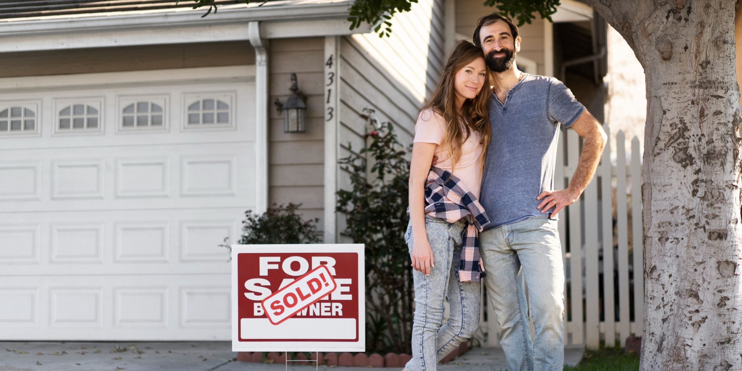 Un couple devant une maison | Source : Freepik