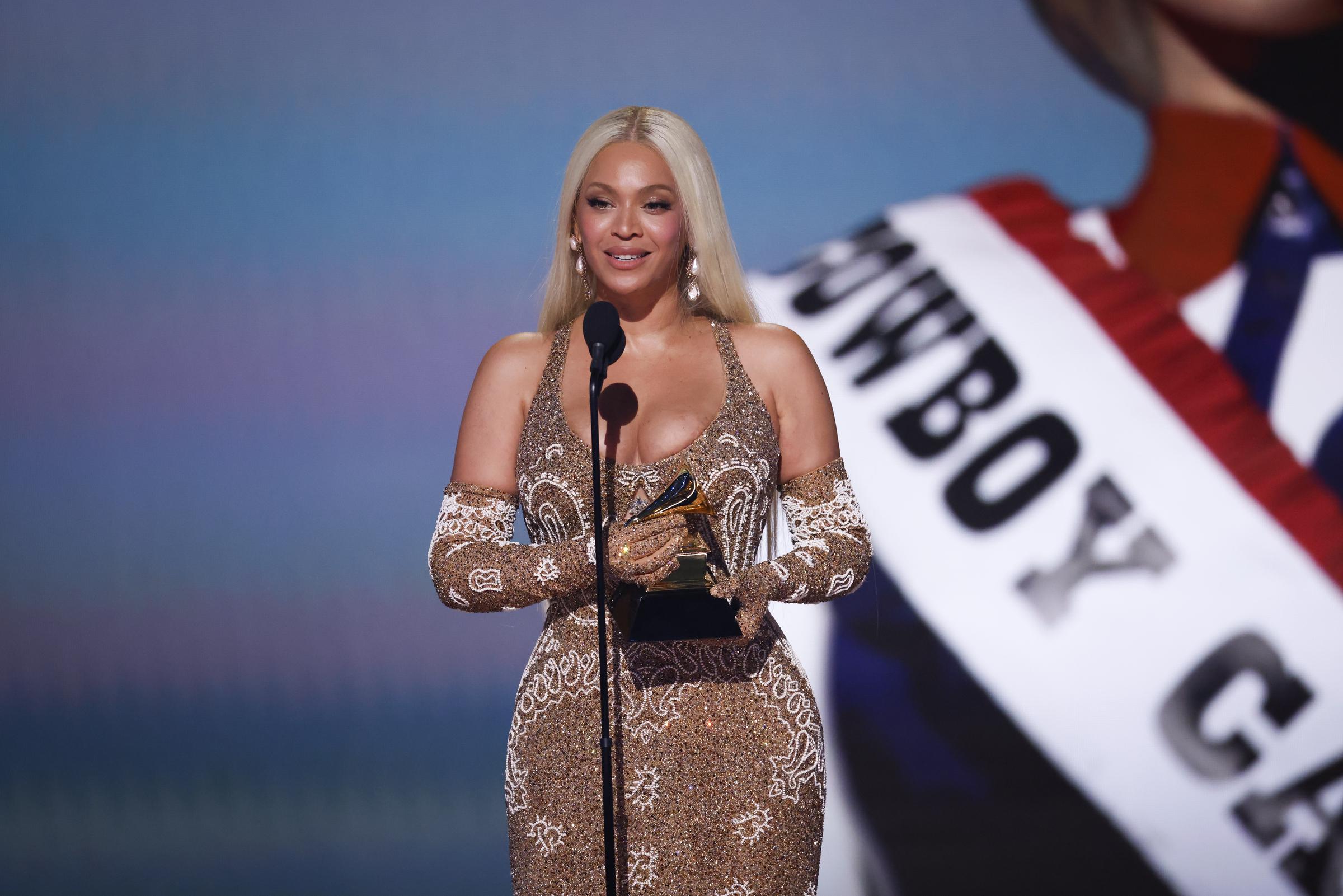 Beyoncé en train de faire son discours de remerciement après avoir gagné le prix du meilleur album country pour "Cowboy Carter" lors de la 67ème édition des Grammy Awards à Los Angeles, Californie | Source : Getty Images