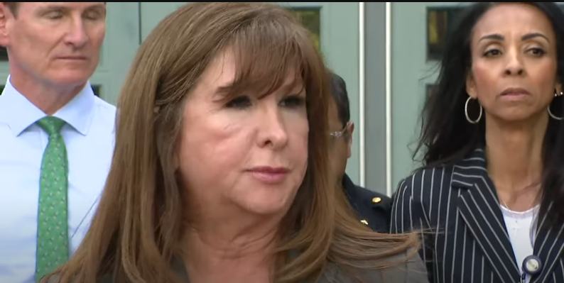 Stephanie Elizalde, surintendante du Dallas ISD, s'exprimant lors d'une conférence de presse sur la fusillade du lycée Wilmer-Hutchins le 15 avril 2025 | Source : Youtube/FOX 4 Dallas-Fort Worth