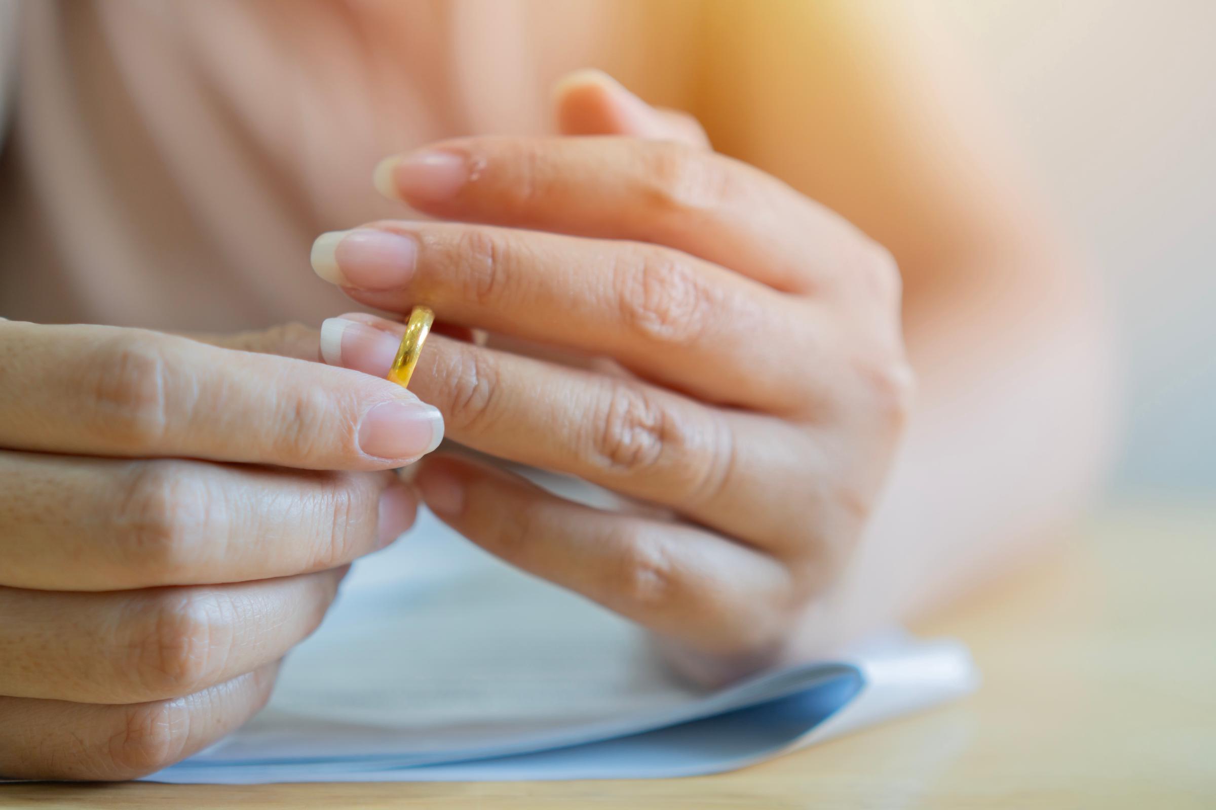 Une femme qui enlève sa bague | Source : Shutterstock