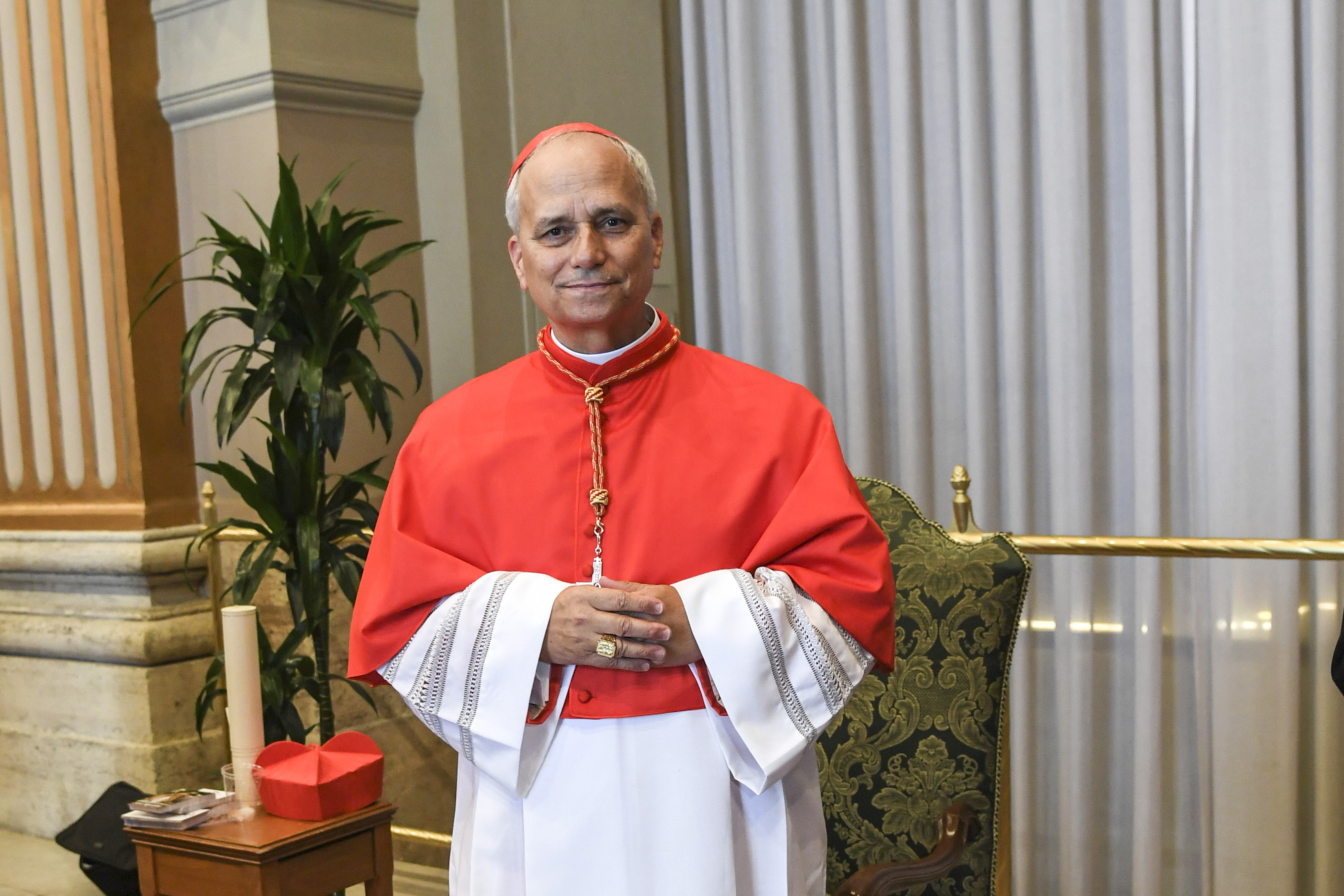 Le pape Léo posant pour des photos lors de son élection en tant que cardinal dans la Cité du Vatican, le 30 septembre 2023. | Source : Getty Images