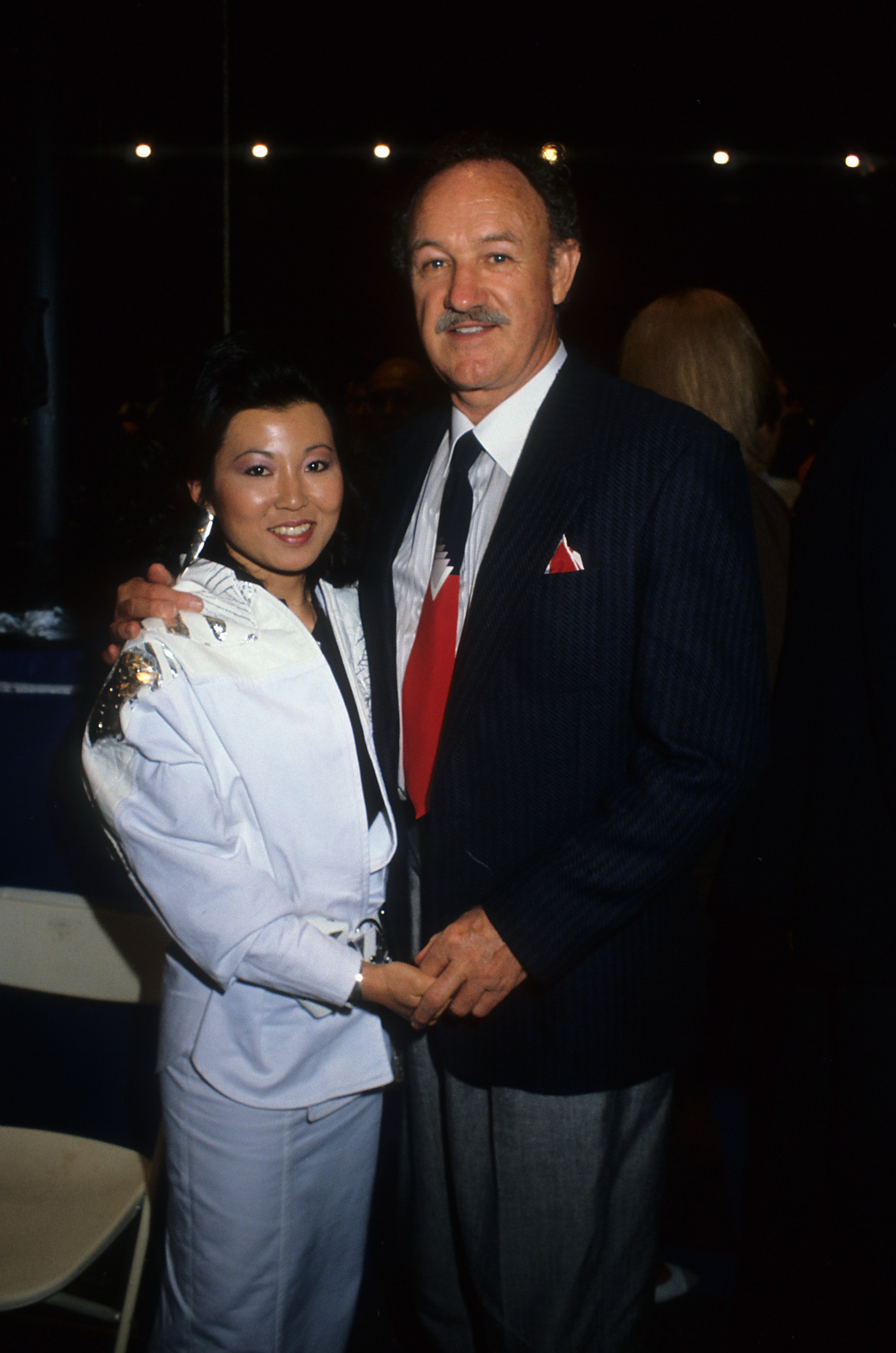 L'acteur Gene Hackman et sa femme Betsy Arakawa posent pour un portrait en 1986 à Los Angeles, Californie | Source : Getty Images