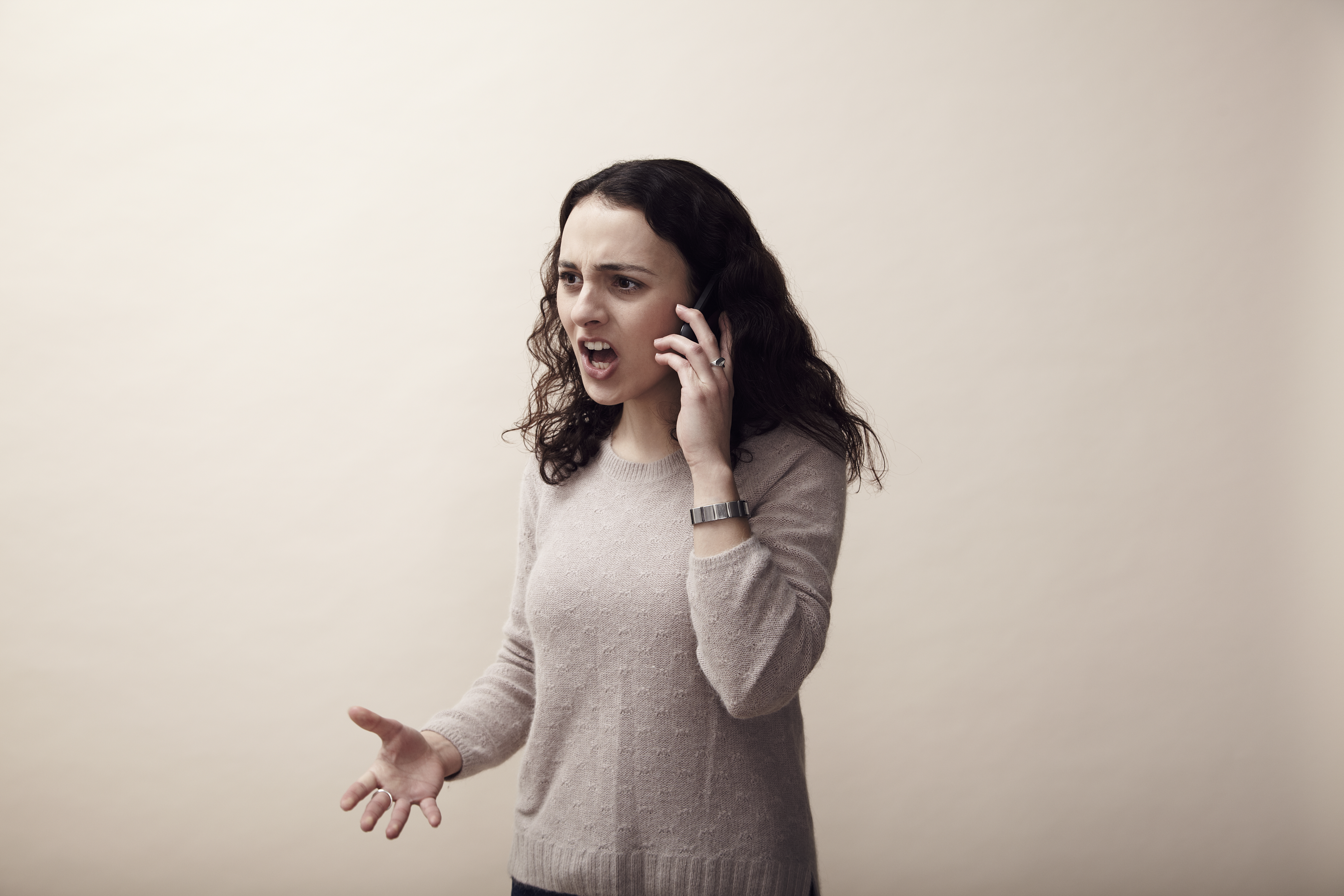 Une femme en colère lors d'un appel téléphonique | Source : Getty Images