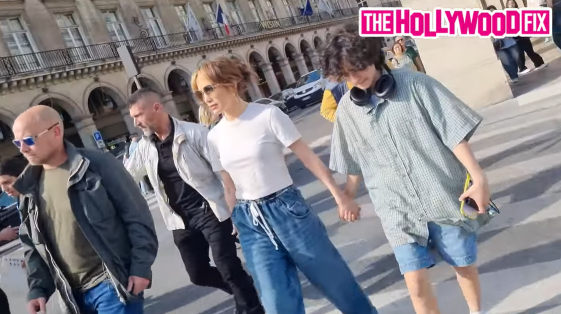 Jennifer Lopez et Emme Muñiz se promènent avec la sécurité à Paris, en France, comme on peut le voir dans une vidéo datée du 12 mai 2024. | Source : YouTube/TheHollywoodFix