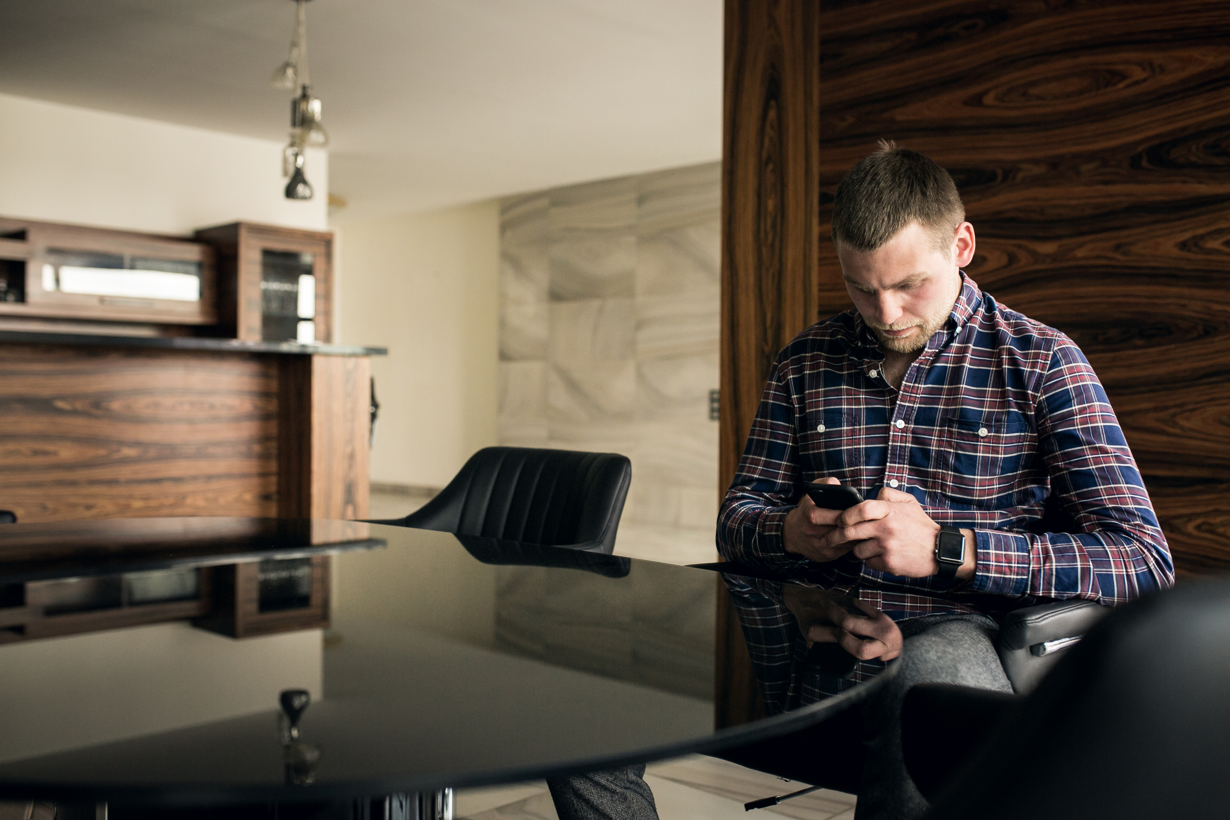 Un homme qui regarde fixement son téléphone | Source : Freepik