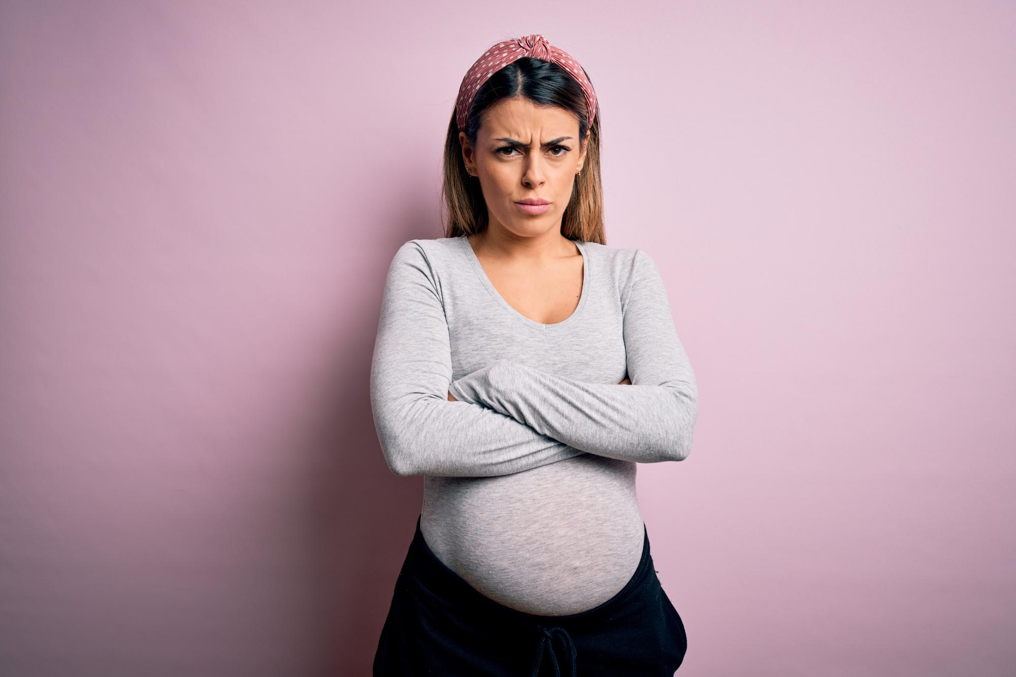 Une femme enceinte en colère | Source : Freepik