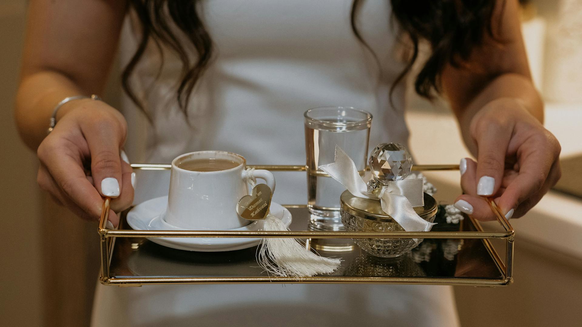 Une femme portant un plateau avec des boissons | Source : Pexels