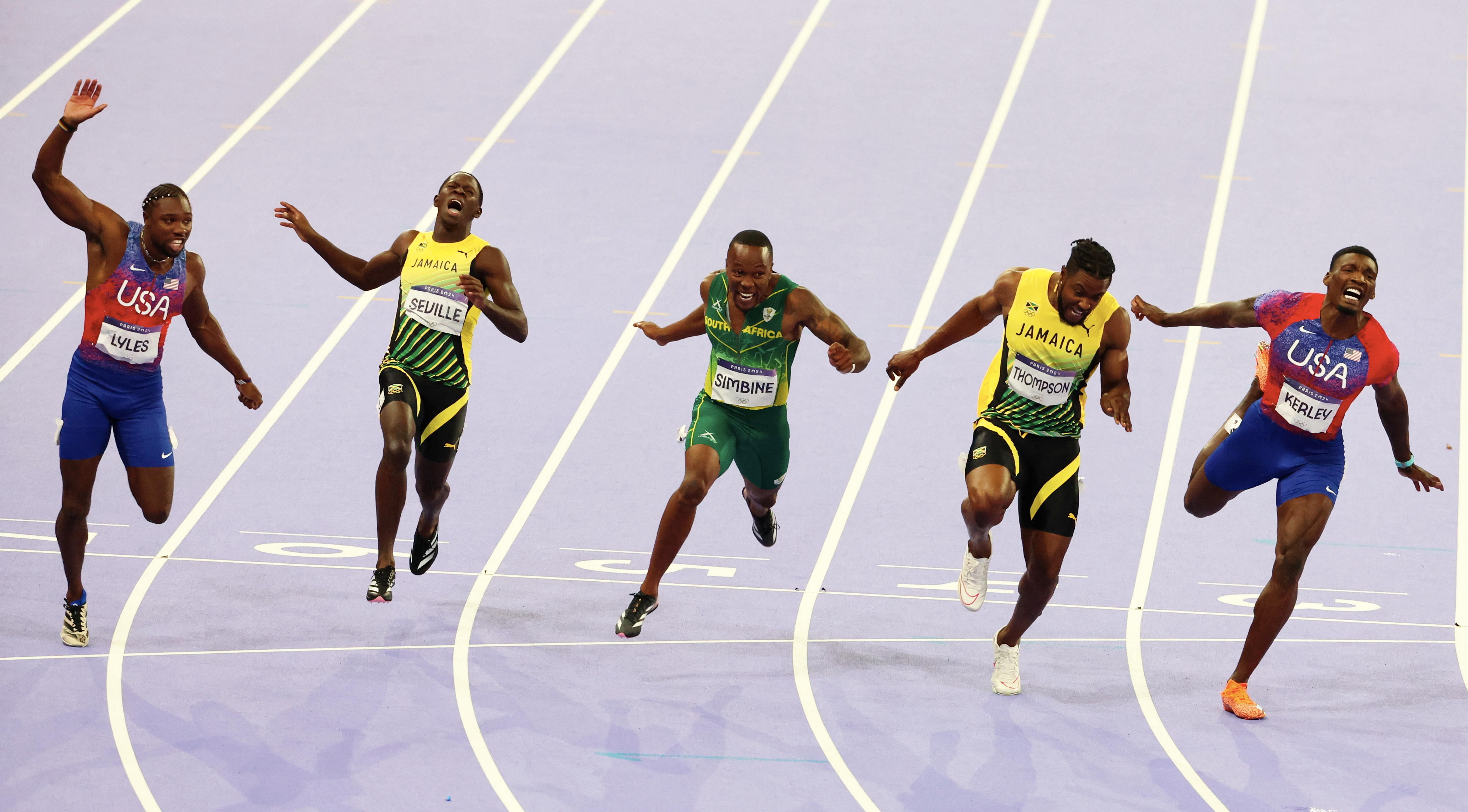 Noah Lyles, Oblique Seville, Akani Simbine et Kishane Thompson franchissent la ligne d'arrivée lors de la finale du 100 m masculin aux Jeux olympiques d'été de 2024 à Paris, en France, le 4 août 2024. | Source : Getty Images