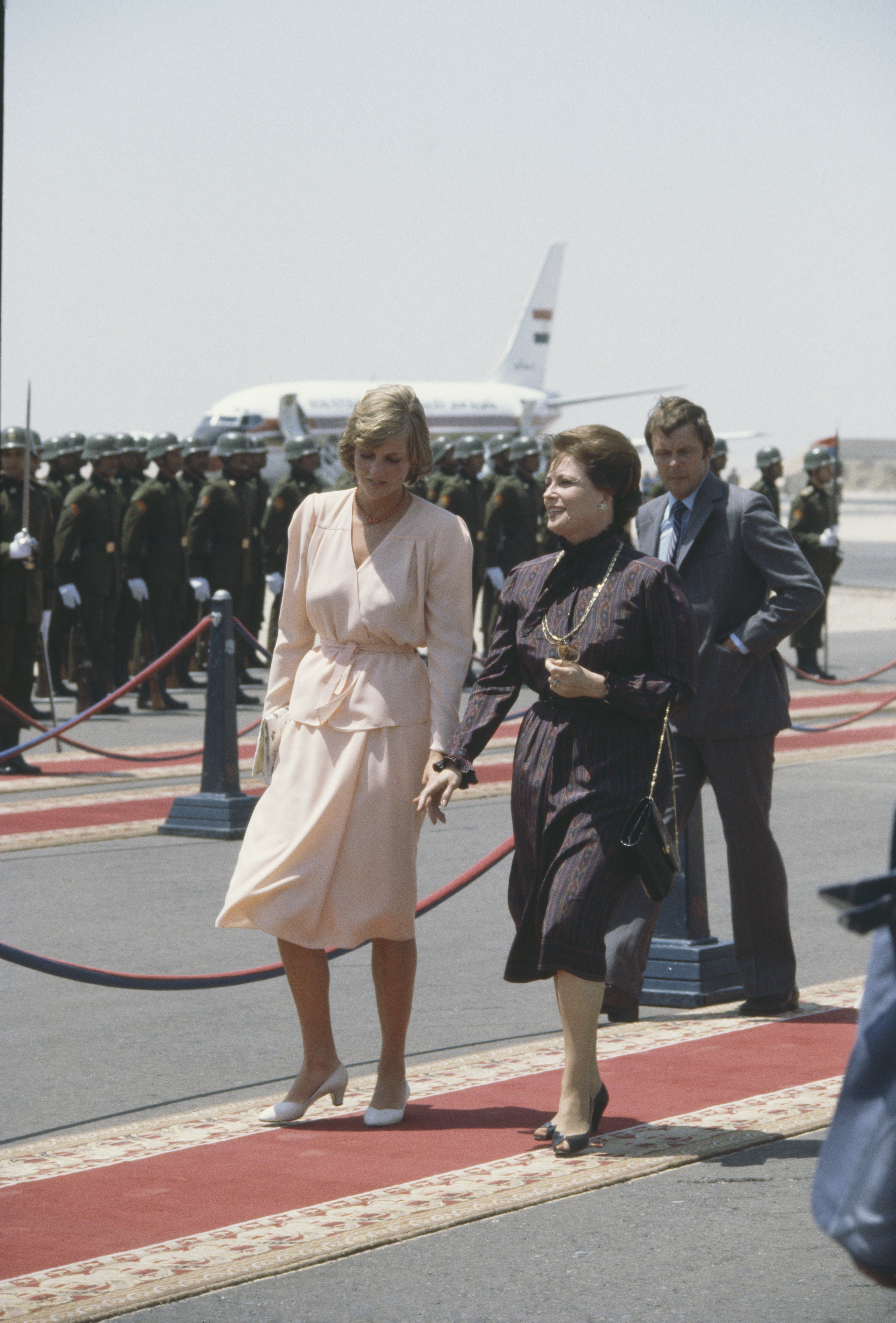 La princesse de Galles, Diana, avec Jehan Sadat, épouse du président égyptien, à l'aéroport international d'Hurghada, le 15 août 1981. / Source : Getty Images