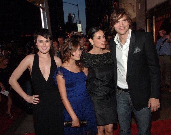 Demi Moore avec ses filles Rumer Willis et Tallulah Belle Willis et Ashton Kutcher lors d'un événement | Photo: Getty Images