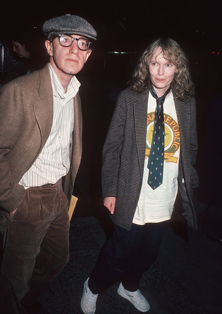 L'acteur Woody Allen et l'actrice Mia Farrow aperçus le 14 mai 1986 au restaurant Elaine's à New York. | Photo : Getty Images