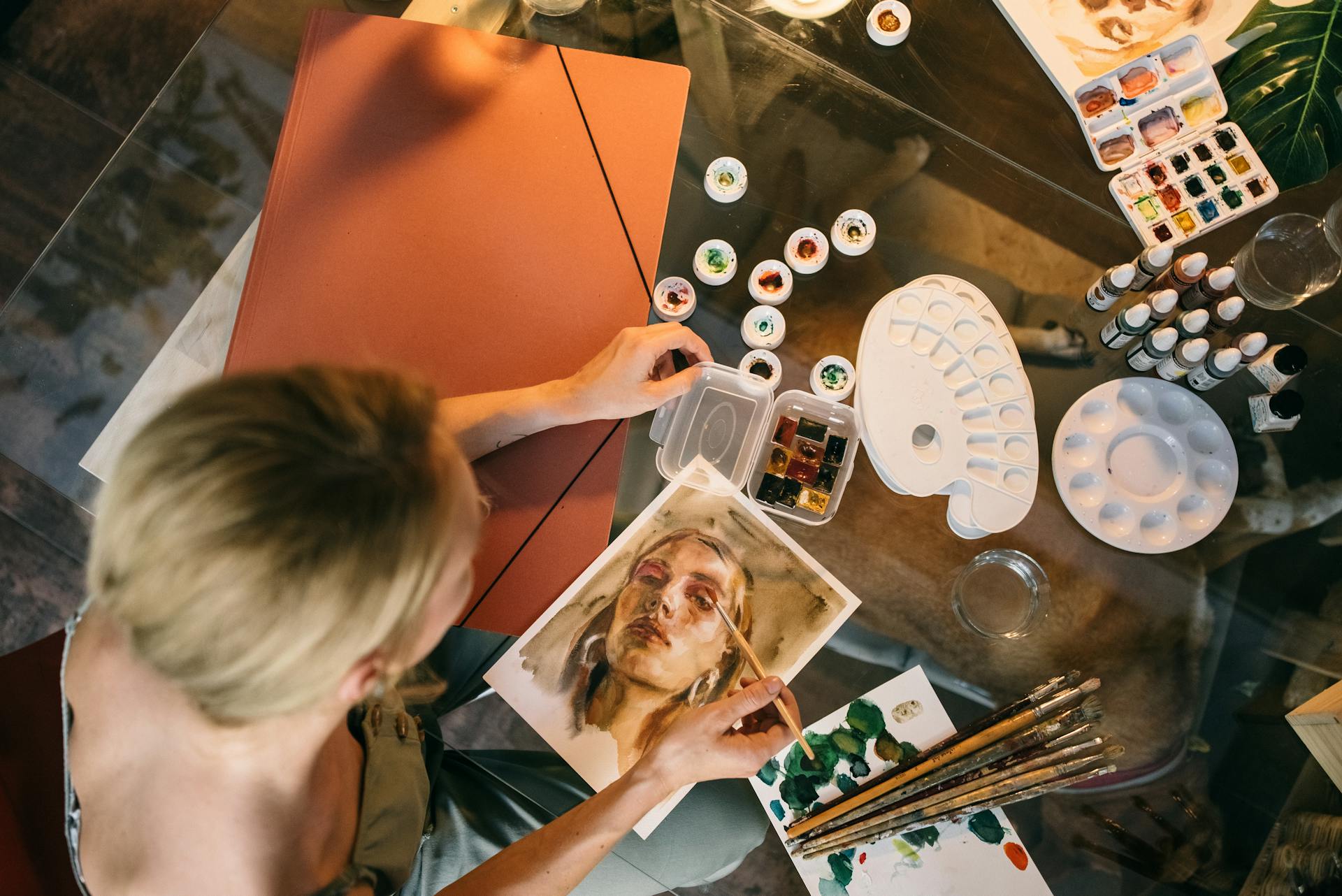 Une femme en train de peindre | Source : Pexels