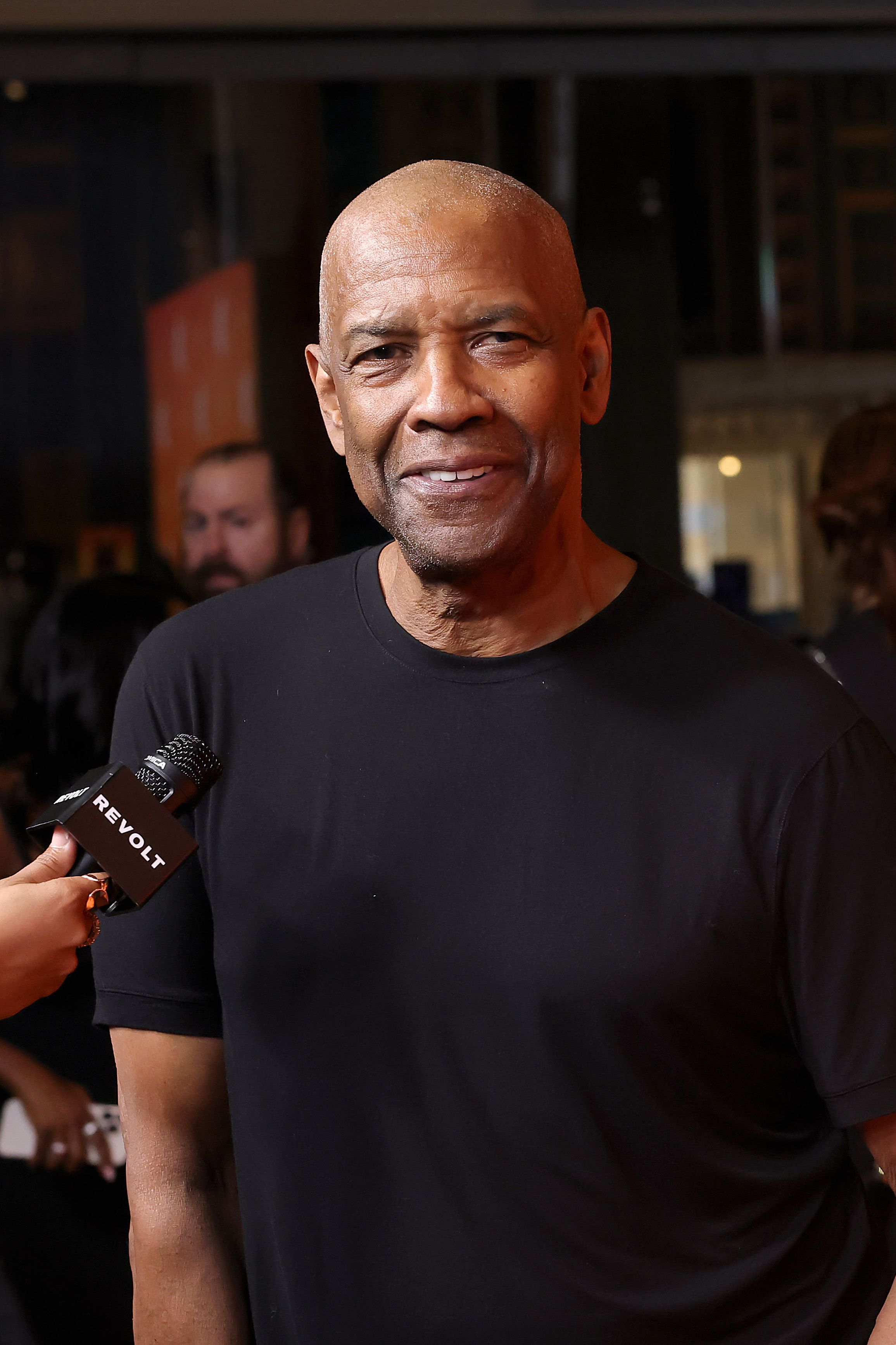 Lors de la projection spéciale « Highest 2 Lowest » à Los Angeles, Denzel Washington fait son apparition avec un crâne presque entièrement chauve. Vêtu d'un simple t-shirt noir, le look épuré de l'acteur souligne sa présence naturelle et le charisme discret qu'il continue de dégager à l'écran.