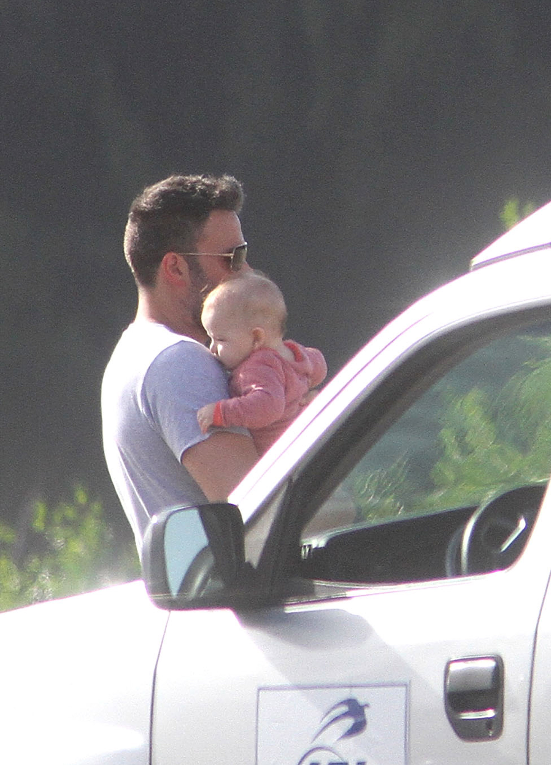 Ben Affleck porte son fils Samuel Garner Affleck à l'aéroport international Luis Munoz Marin, le 14 juillet 2012, à San Juan, Porto Rico. | Source : Getty Images