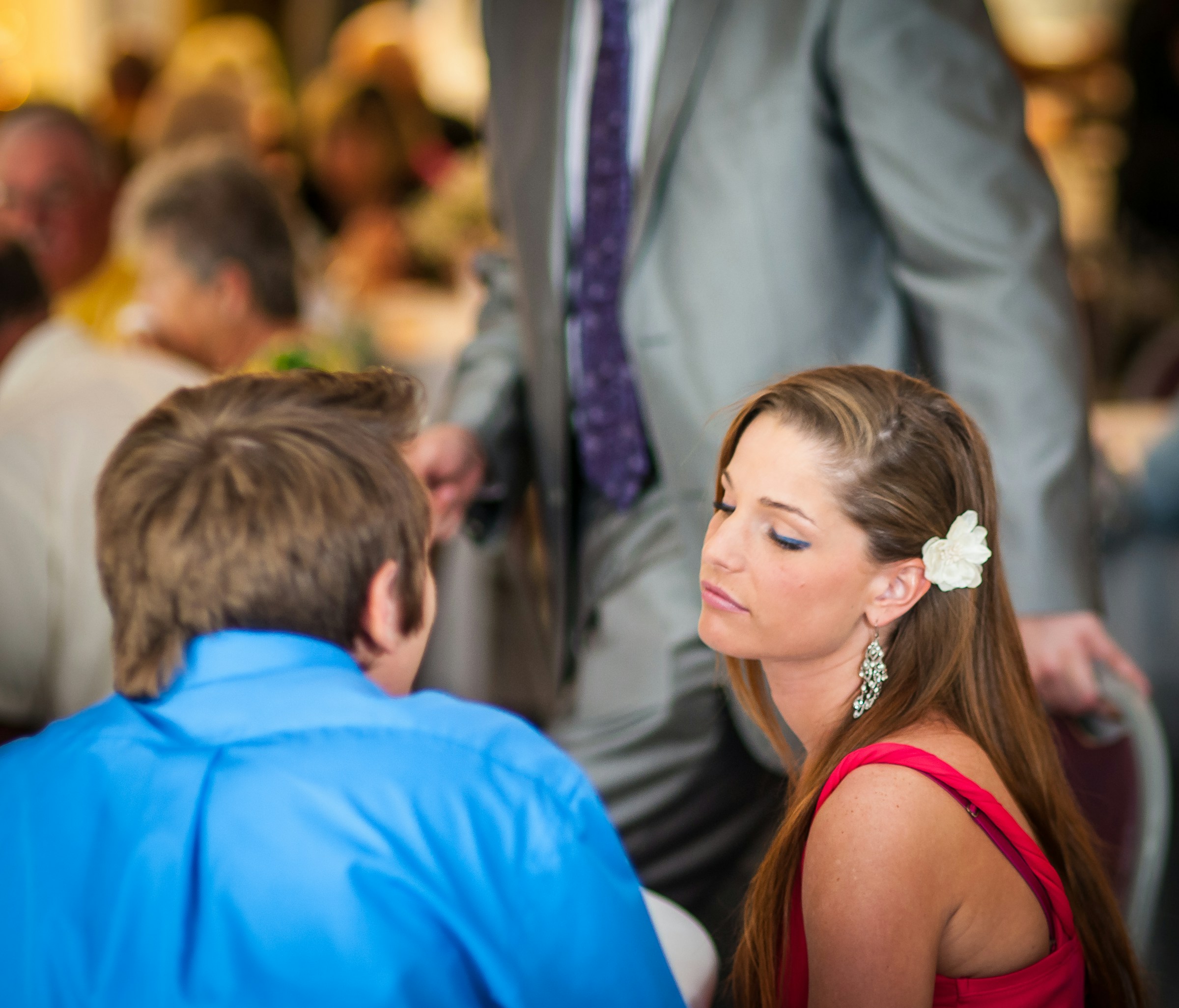 Des gens discutent lors d'une réception de mariage | Source : Unsplash