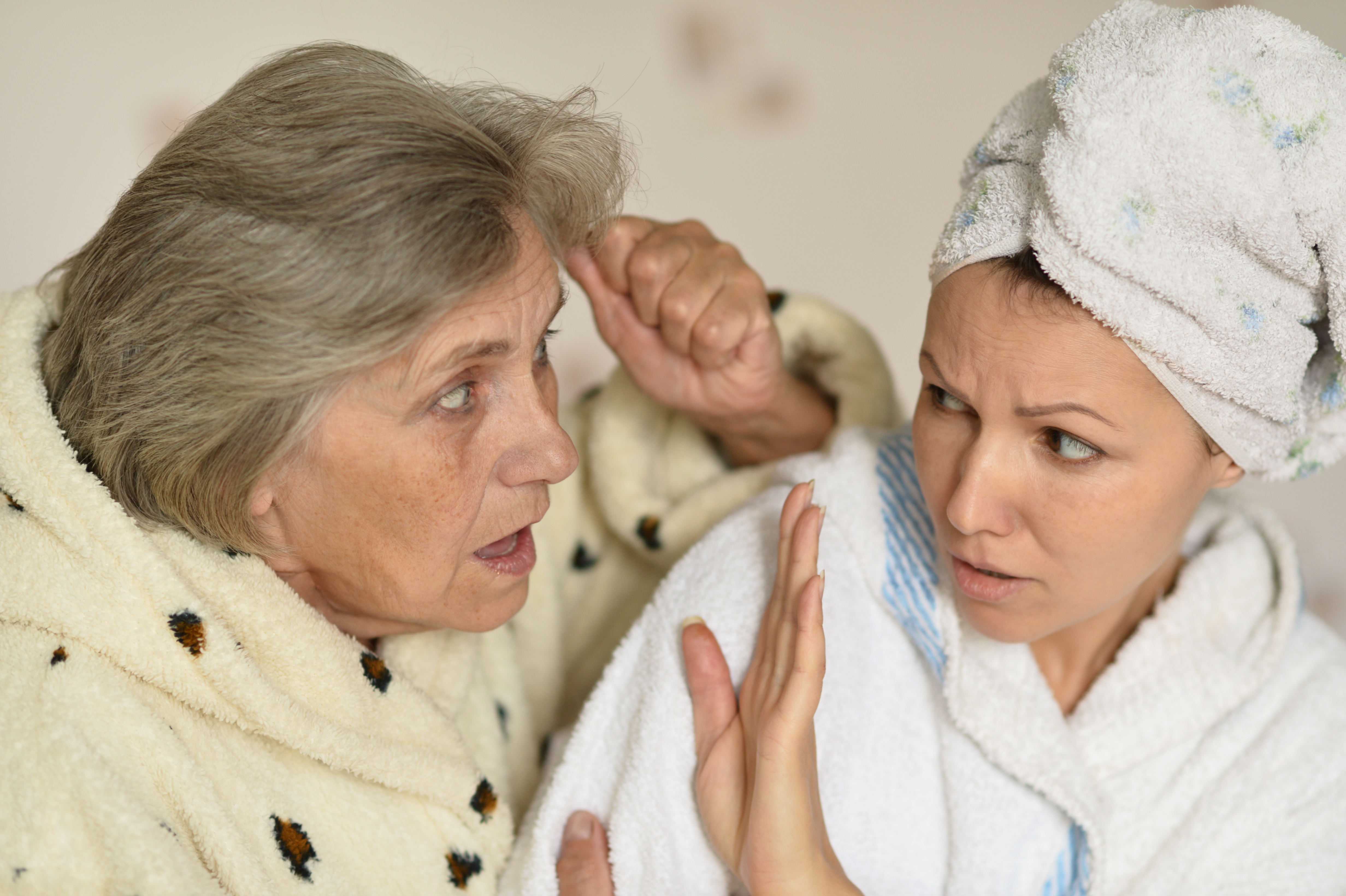 Une femme âgée parlant avec colère à une femme plus jeune | Source : Shutterstock