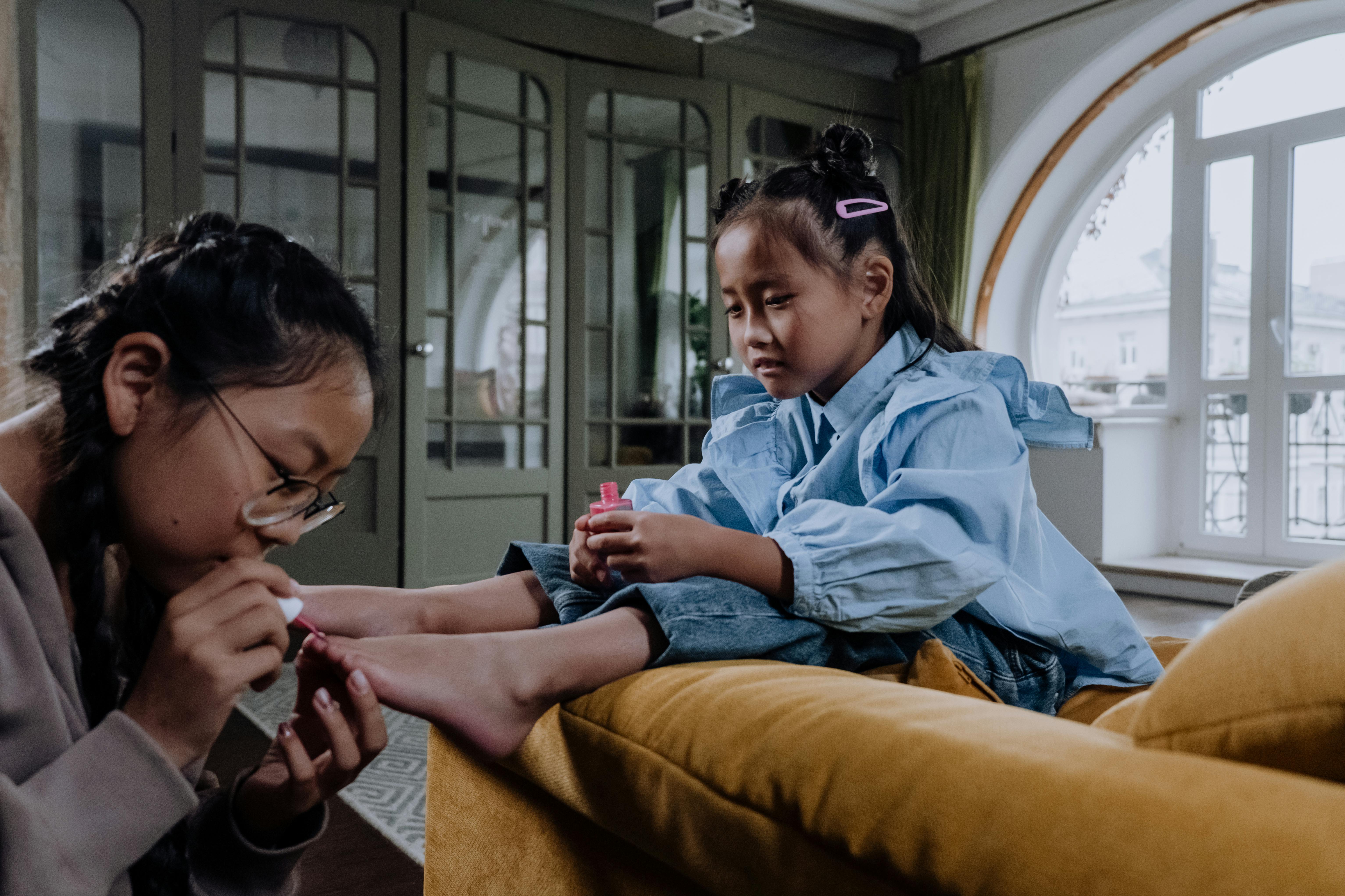 Deux enfants se rapprochant l'un de l'autre | Source : Pexels