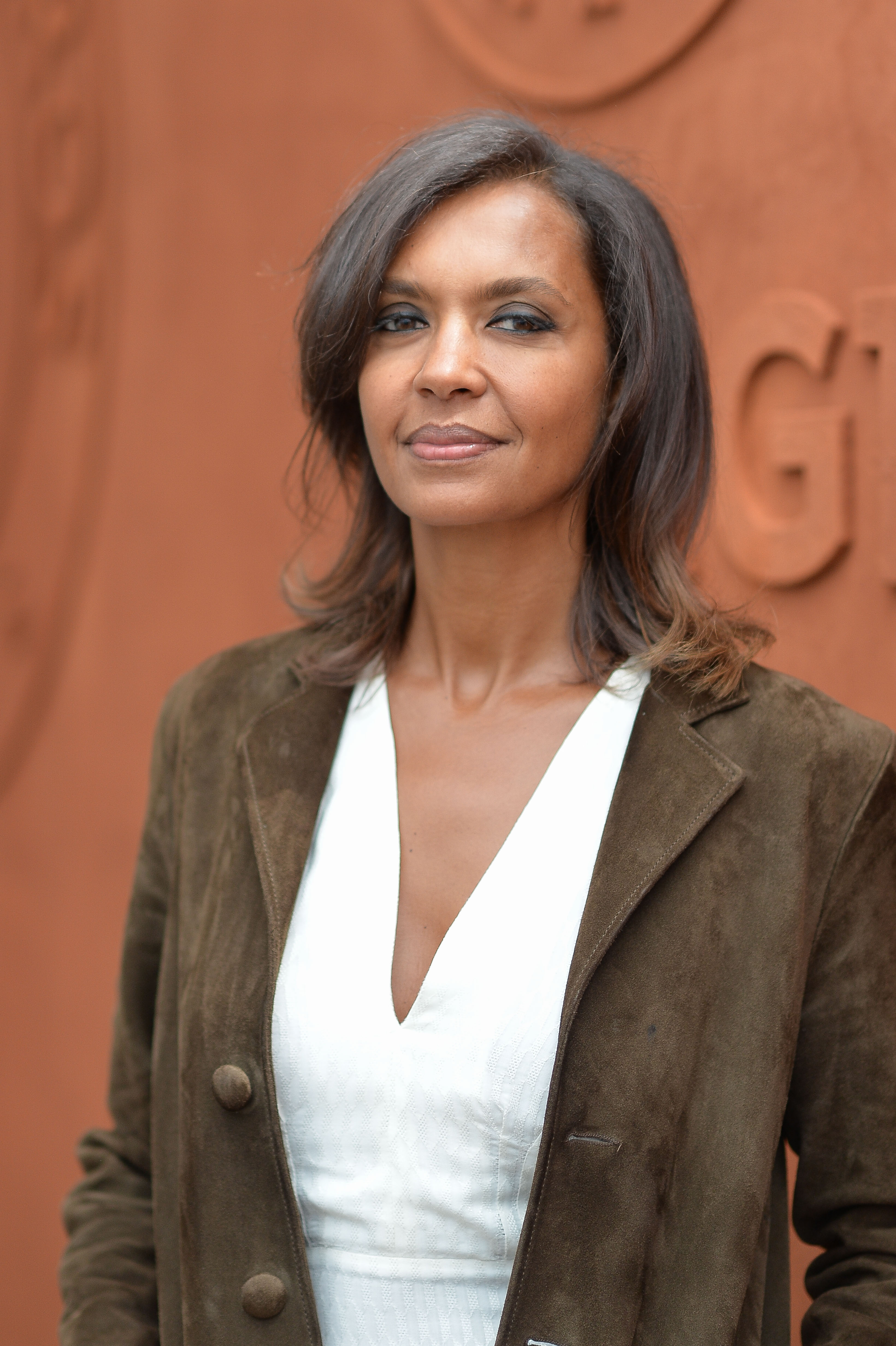 PARIS, FRANCE - 04 JUIN : L'animatrice de télévision Karine Le Marchand assiste aux Internationaux de France de tennis 2017 - Hauteur de la journée à Roland Garros, le 4 juin 2017 à Paris, France. (Photo par Stephane Cardinale - Corbis/Corbis via Getty Images)