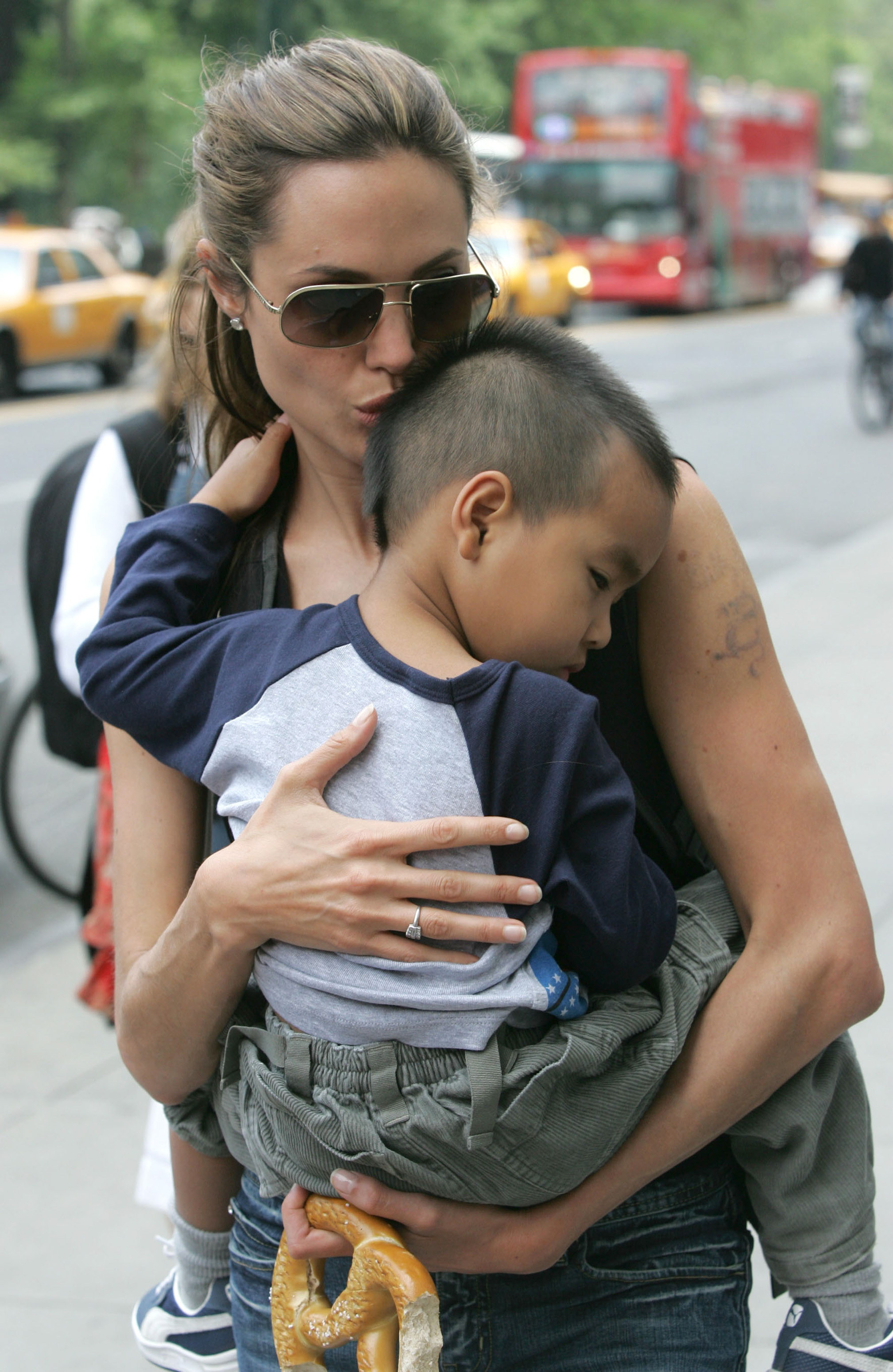 Angelina Jolie et Maddox Chivan Jolie-Pit à New York en 2005. | Source : Getty Images