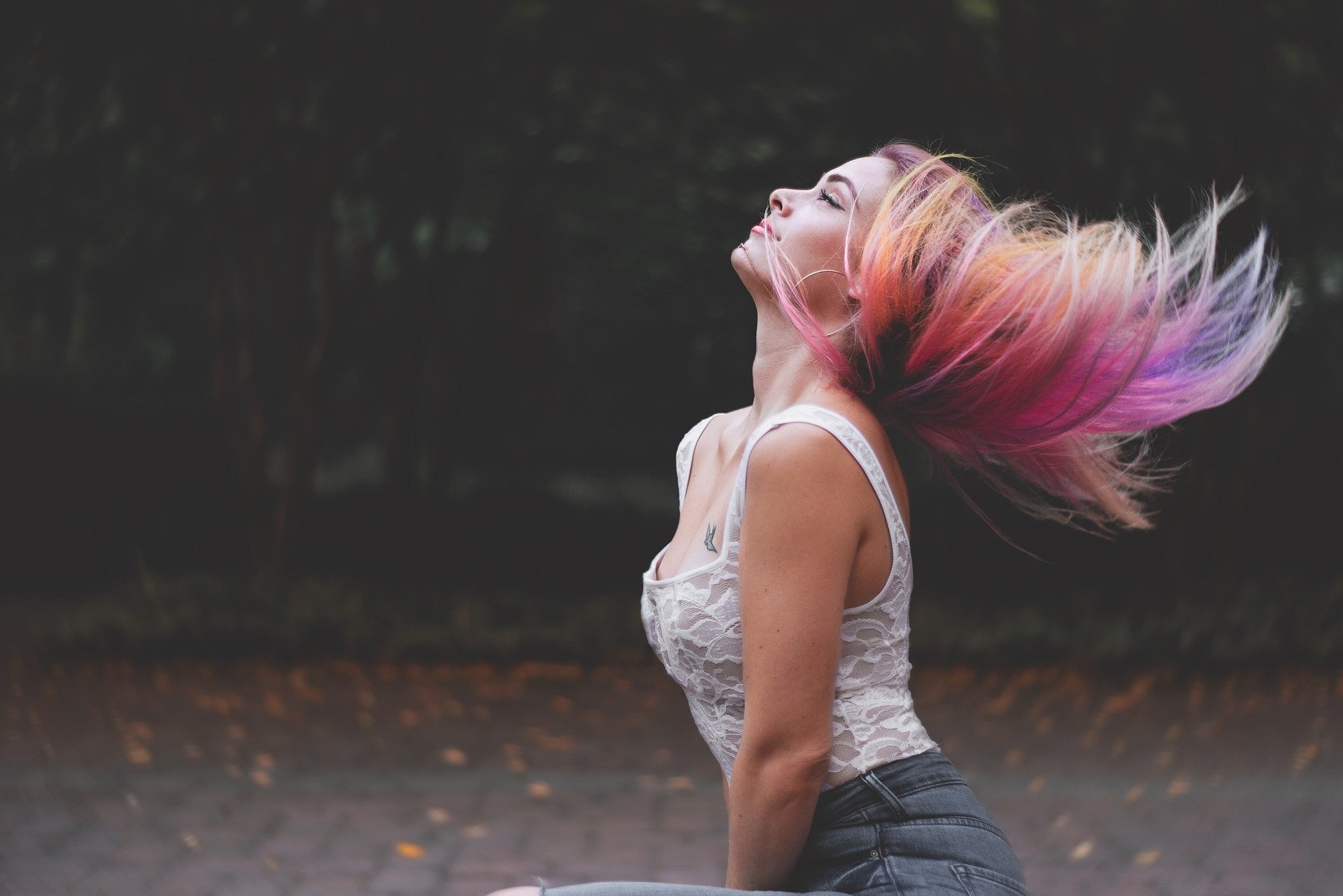 Une jeune femme aux cheveux colorés. | Photo : Pixabay