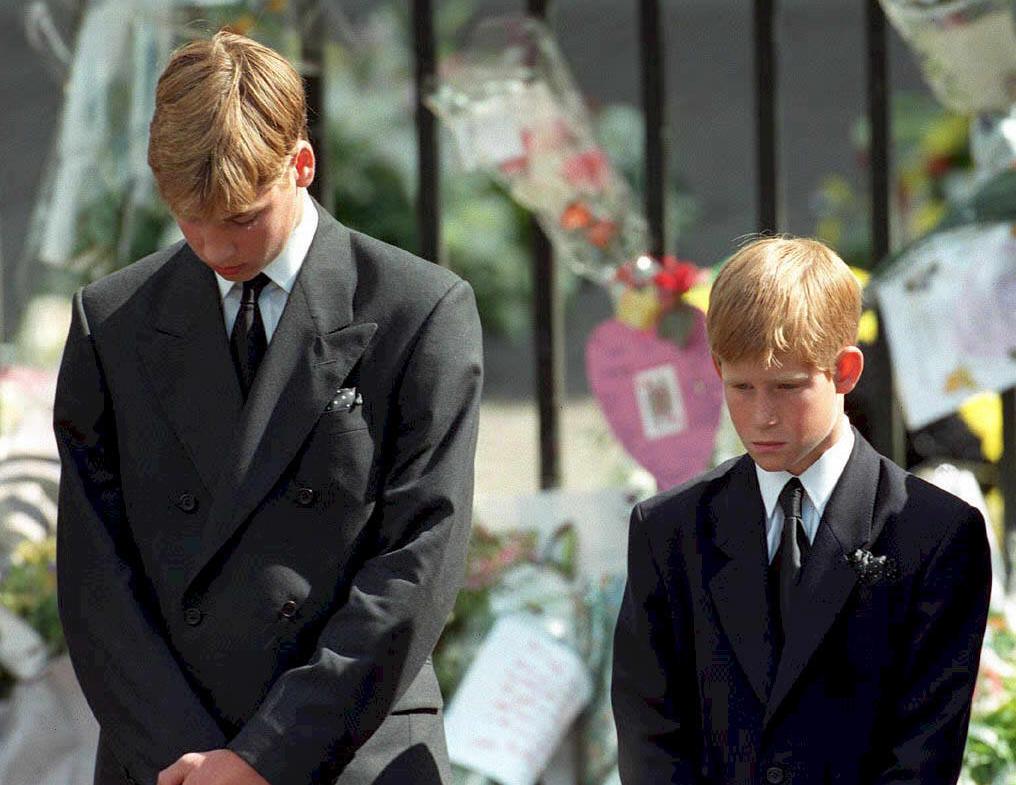 Le prince William et le prince Harry inclinent la tête lors de la procession funéraire de la princesse Diana à l'abbaye de Westminster, le 6 septembre 1997 | Source : Getty Images