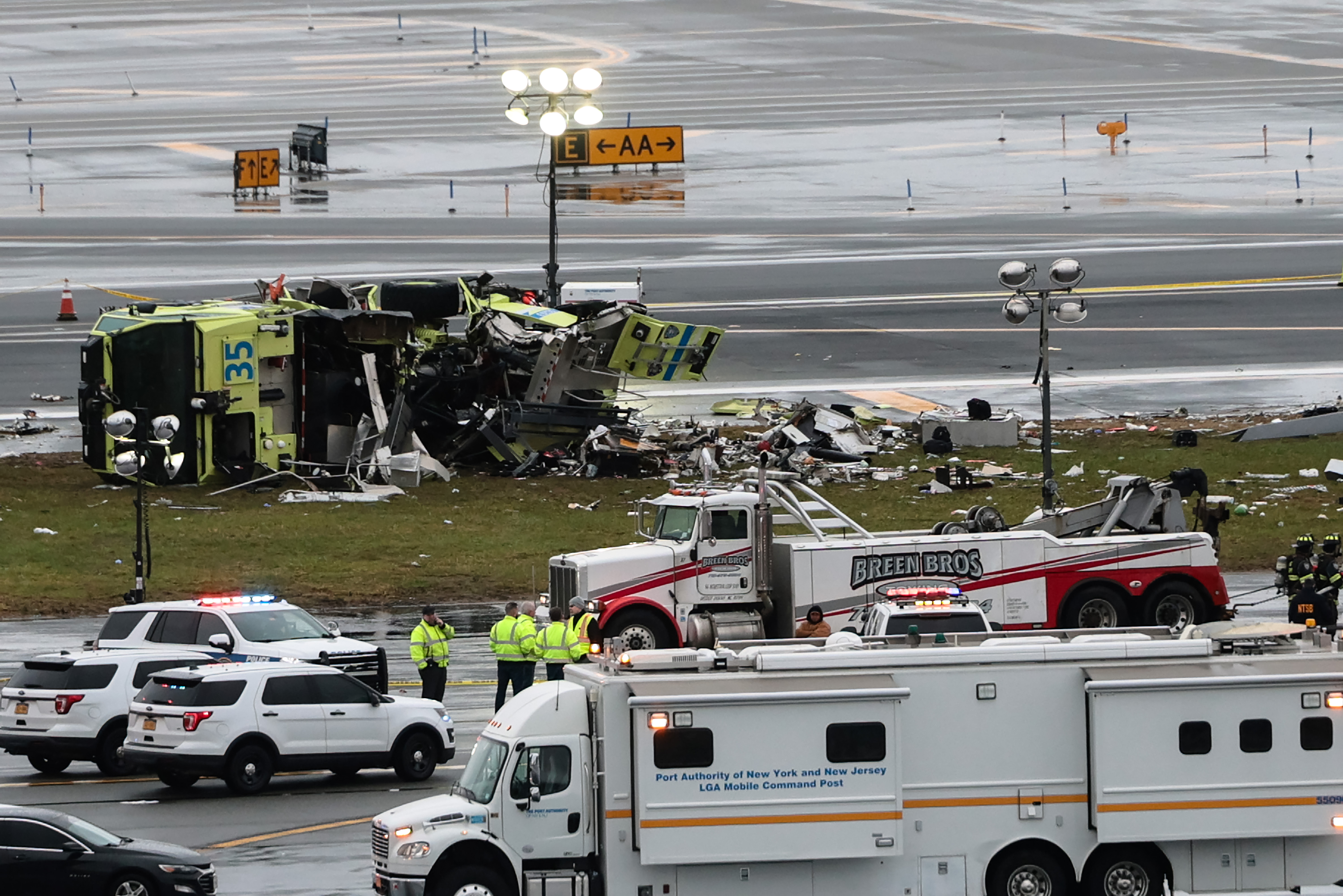 Scène de la collision entre un avion d'Air Canada Express et un camion de pompiers à l'aéroport LaGuardia, le 23 mars 2026 | Source : Getty Images