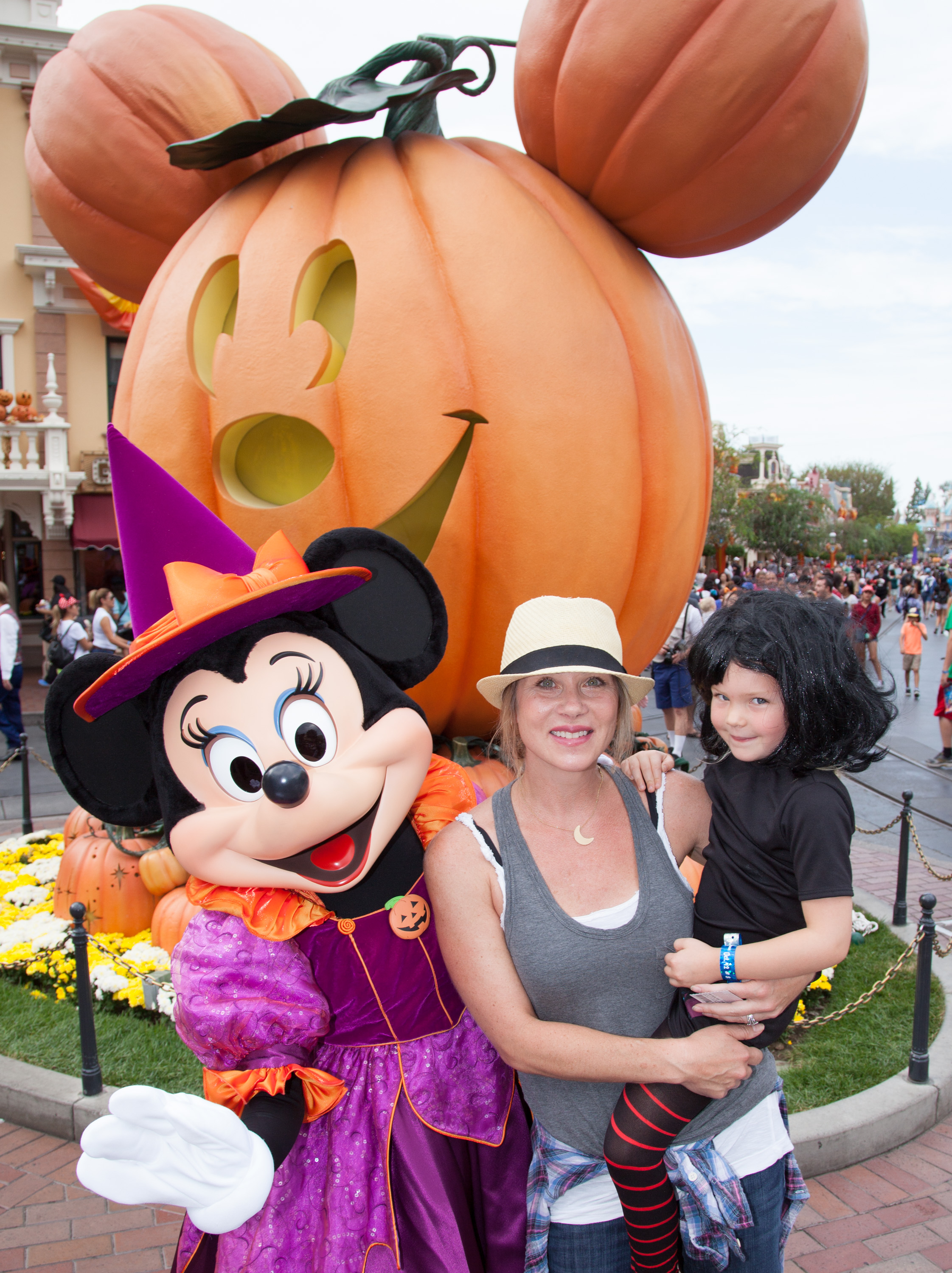 Christina Applegate et Sadie LeNoble à Disneyland le 12 octobre 2015 | Source : Getty Images