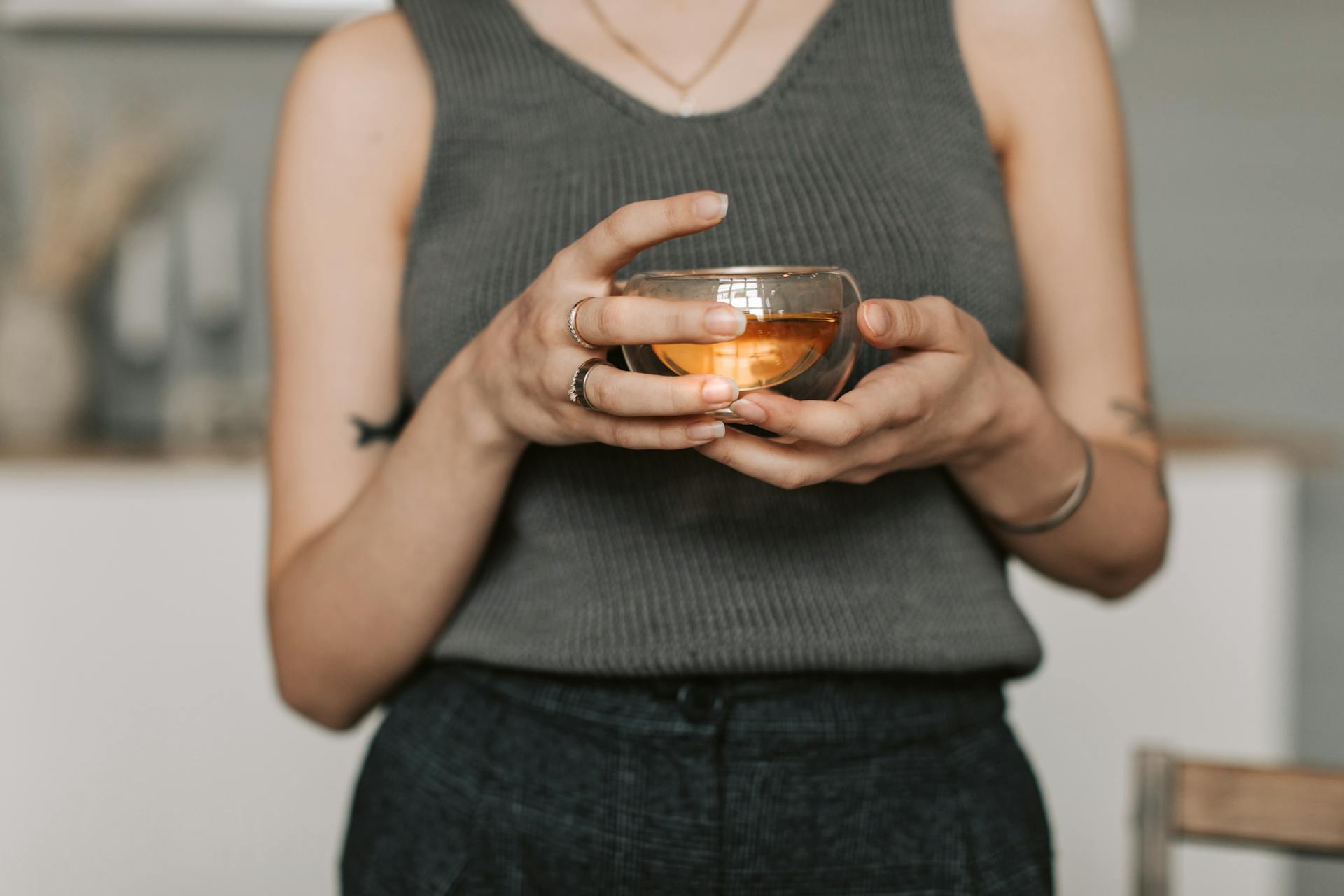 Gros plan d'une femme tenant une tasse de thé | Source : Pexels