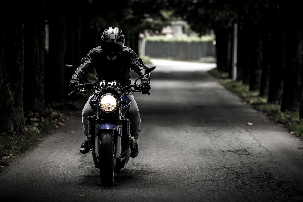 Une personne sur une moto | Source : Pixabay
