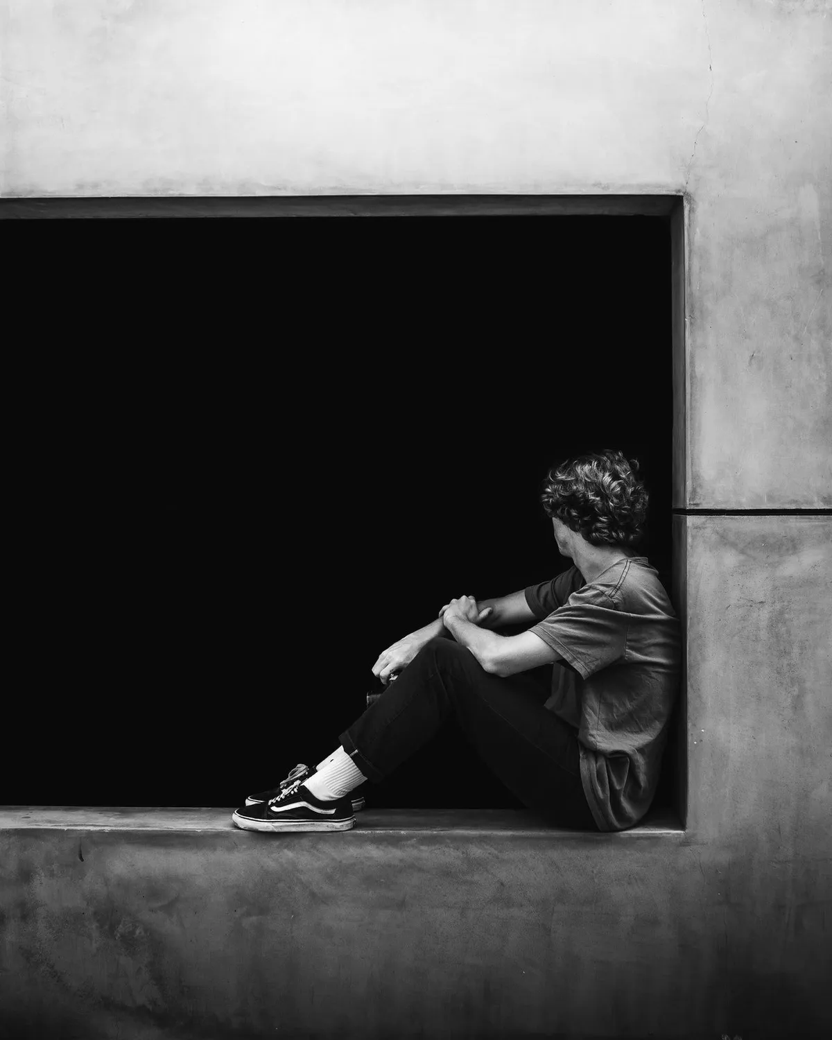 Garçon assis sur une corniche | Source : Pexels