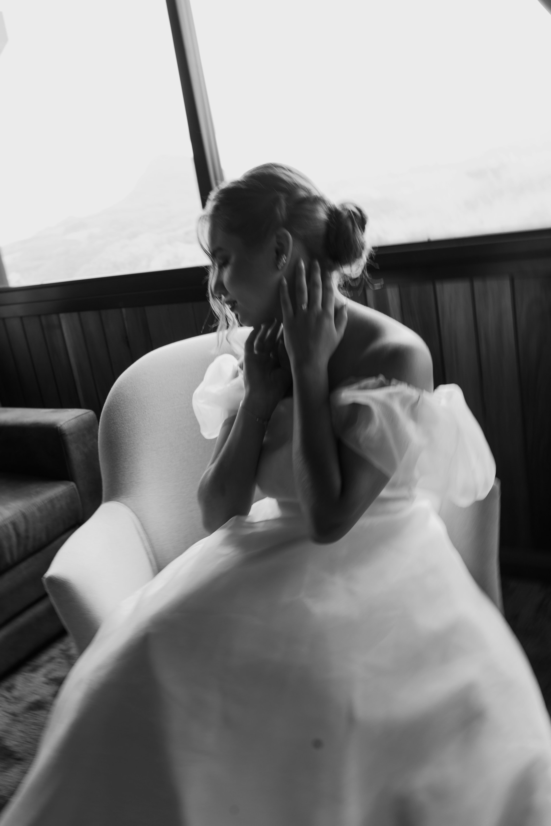 Une mariée assise sur le canapé | Source : Unsplash