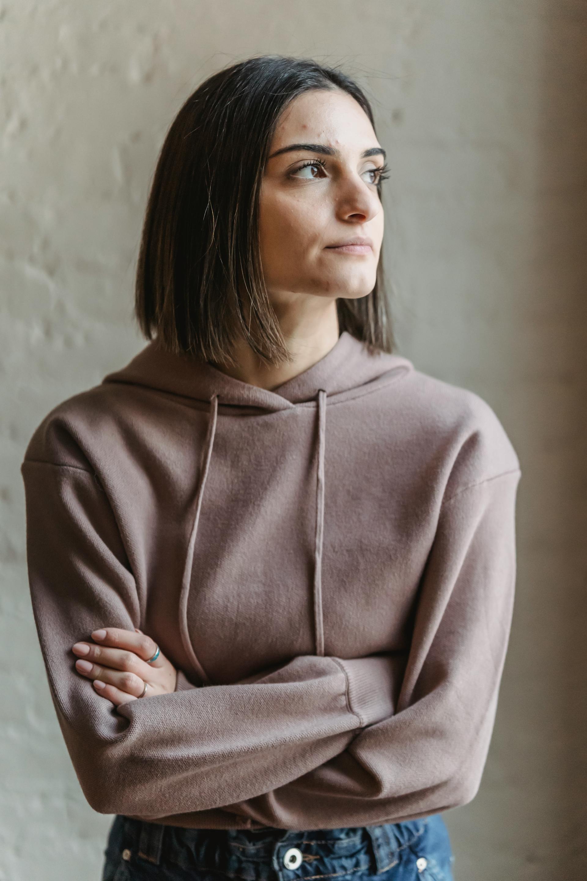 Une femme debout, les bras croisés | Source : Pexels