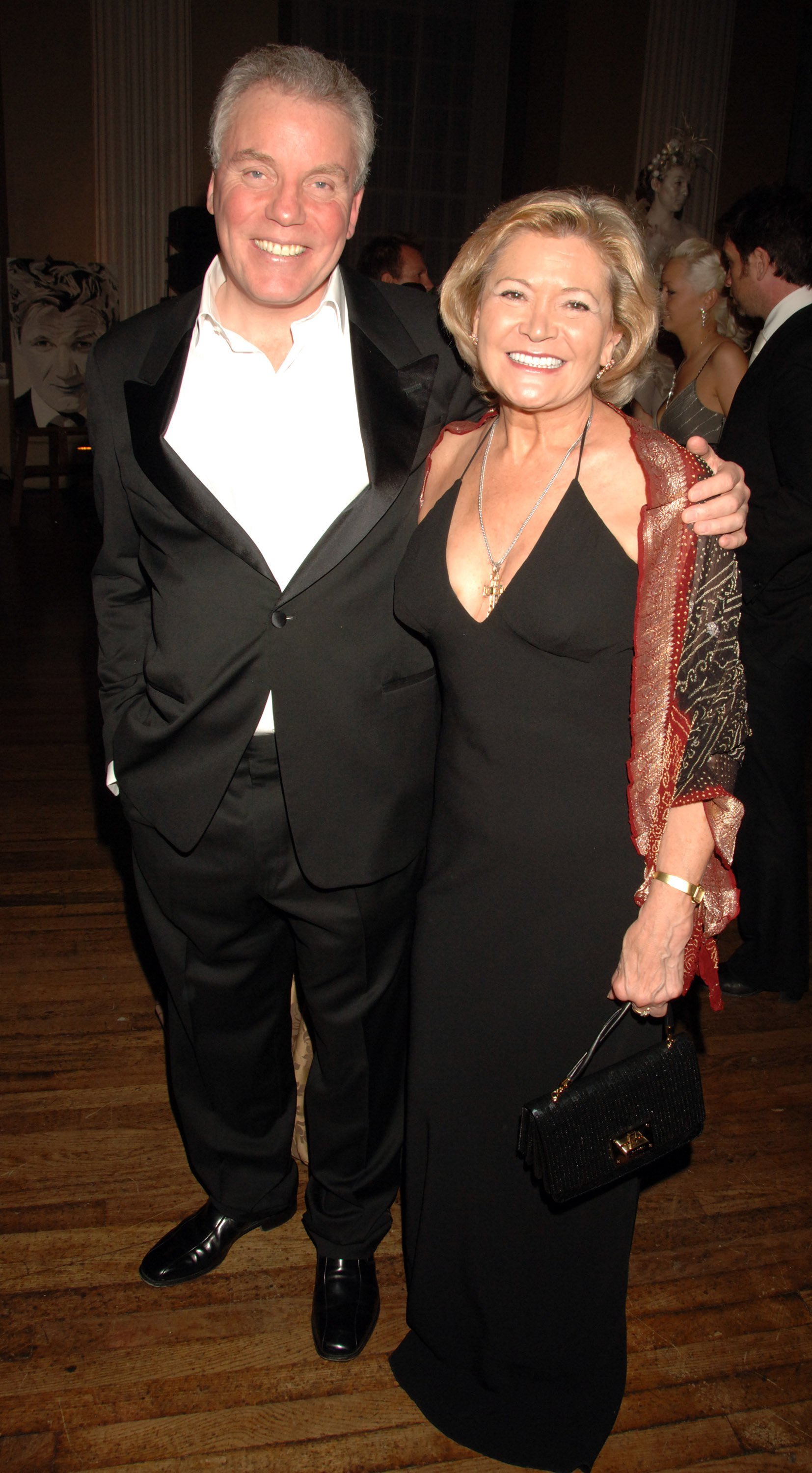 Chris Hutcheson (G) et sa femme Greta assistent à la fête du 40e anniversaire du célèbre chef Gordon Ramsay au Banqueting House à Whitehall Place le 11 novembre 2006 à Londres, Angleterre. | Source : Getty Images