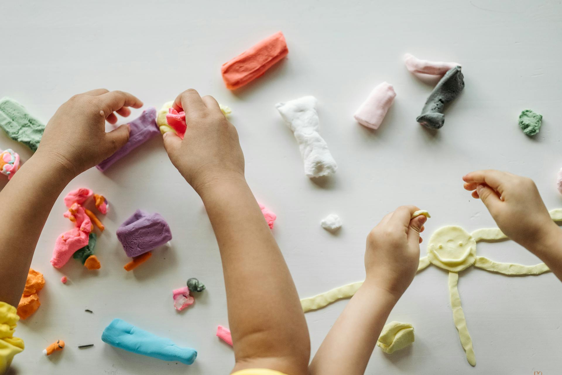 Enfants jouant avec des pâtes à modeler | Source : Pexels