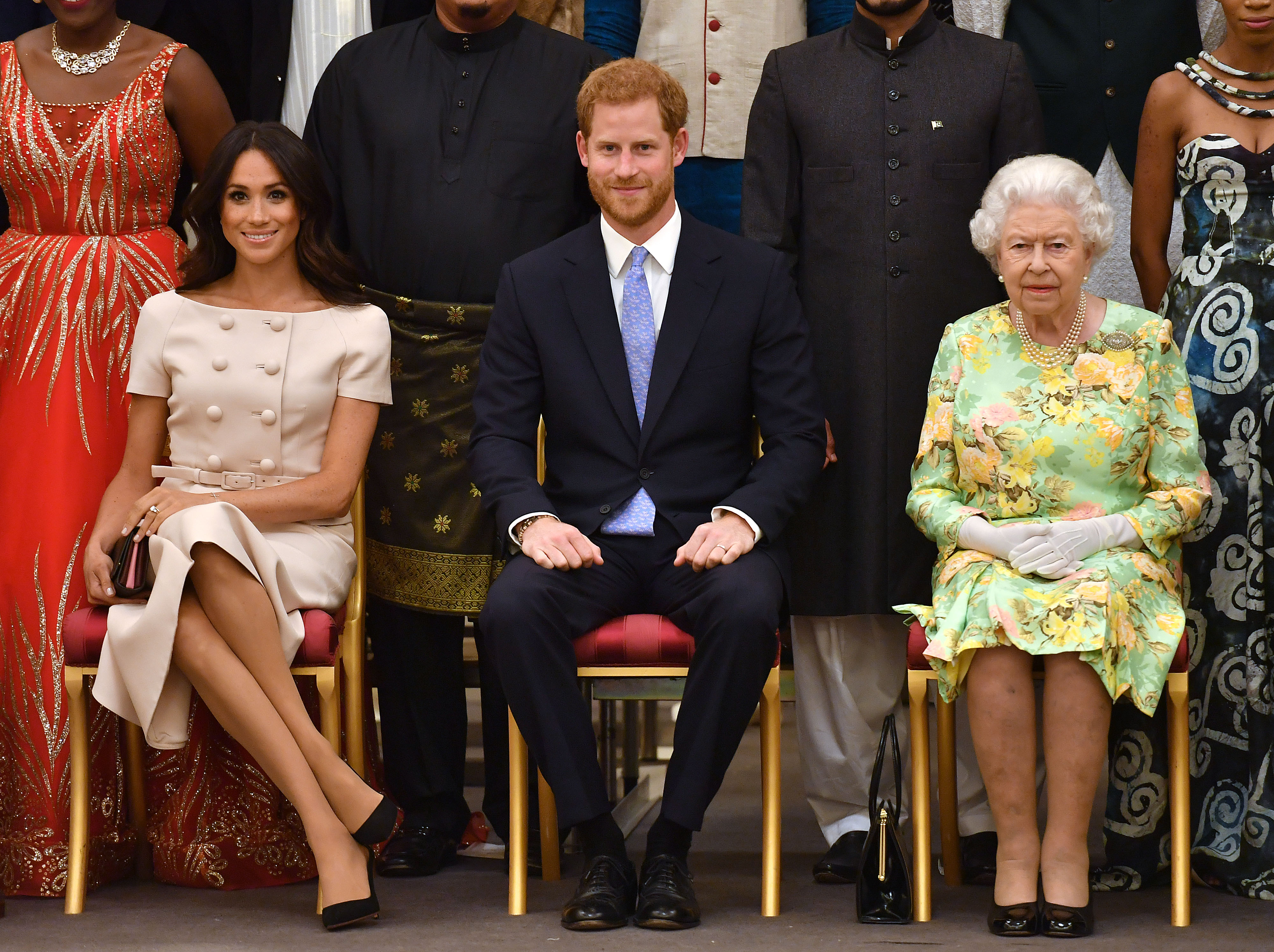 Meghan, duchesse de Sussex, le prince Harry, duc de Sussex et la reine Élisabeth II lors de la cérémonie de remise des prix des jeunes leaders de la reine au palais de Buckingham, le 26 juin 2018 à Londres, en Angleterre. | Source : Getty Images