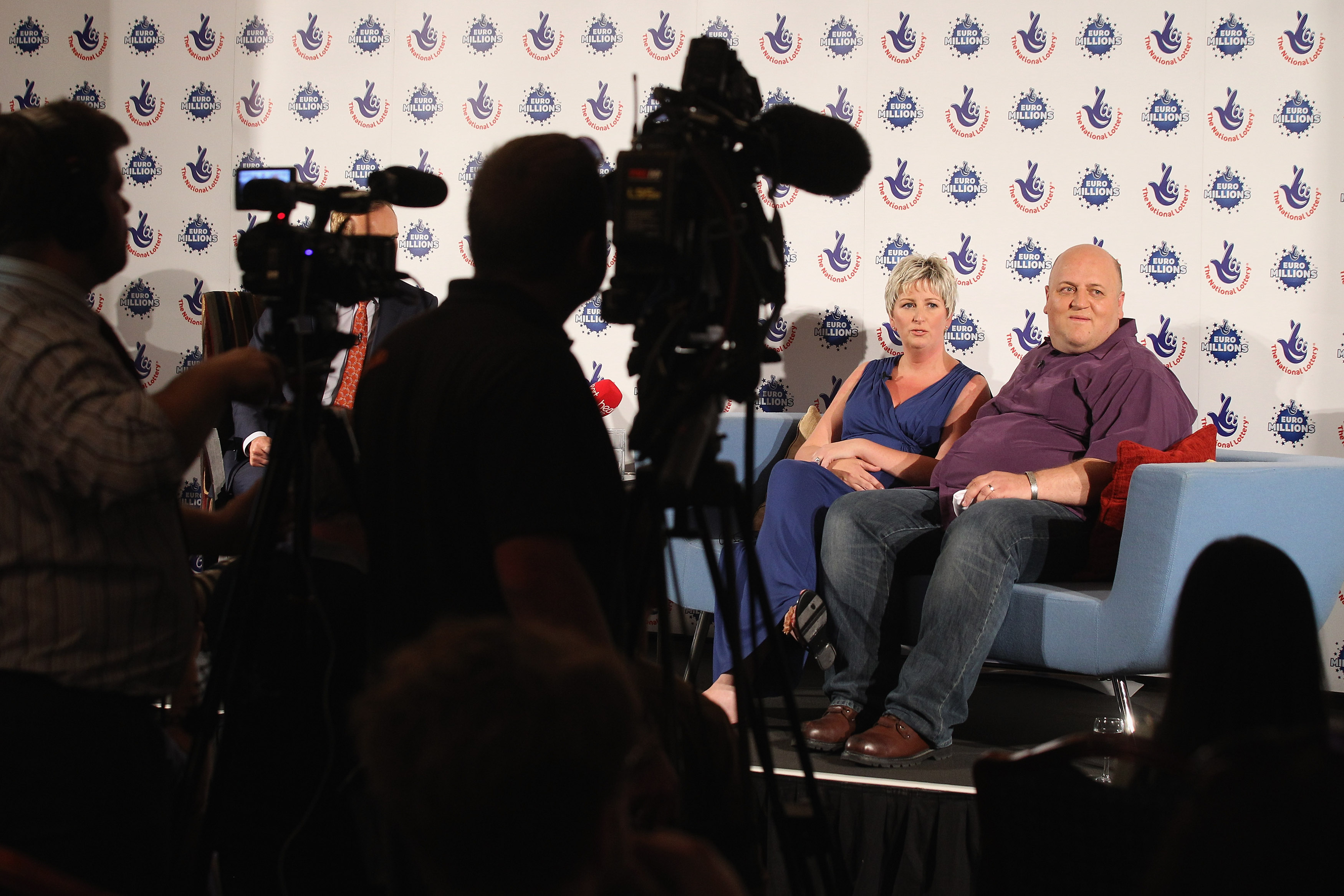 Gillian et Adrian Bayford célèbrent le fait d'avoir remporté le jackpot de plus de 148 millions de livres sterling à la loterie EuroMillions, le 14 août 2012, à Hatfield Heath, en Angleterre | Source : Getty Images