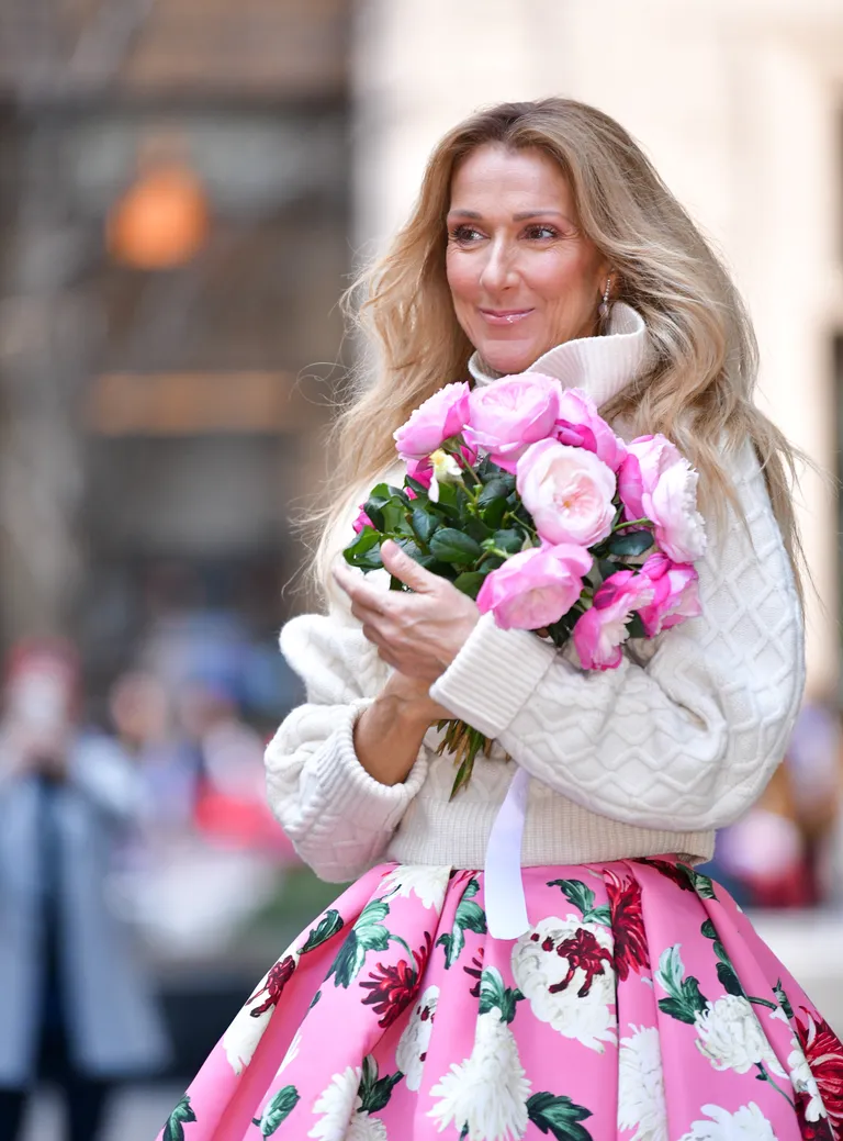 Céline Dion tenant un bouquet de fleurs | Sources : Getty Images