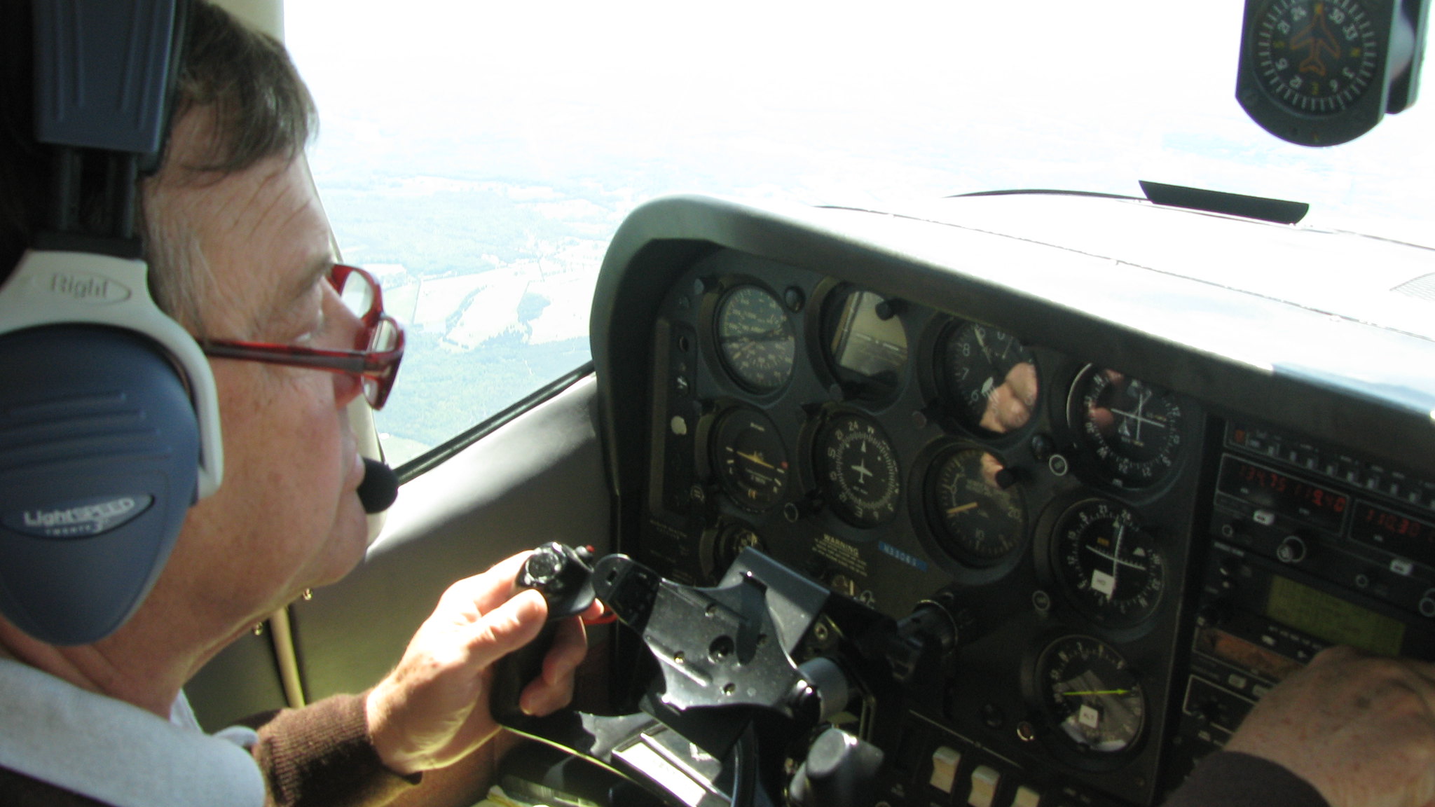 Un pilote aux commandes d'un avion | Source : flickr.com
