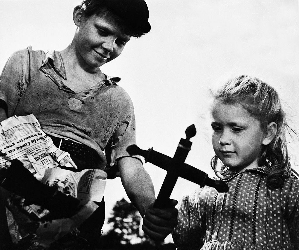 Les deux acteurs du film "Jeux interdits", Brigitte Fossey, 5 ans et Georges Poujouly, 11 ans, 1951 en France. | Source : Getty Images