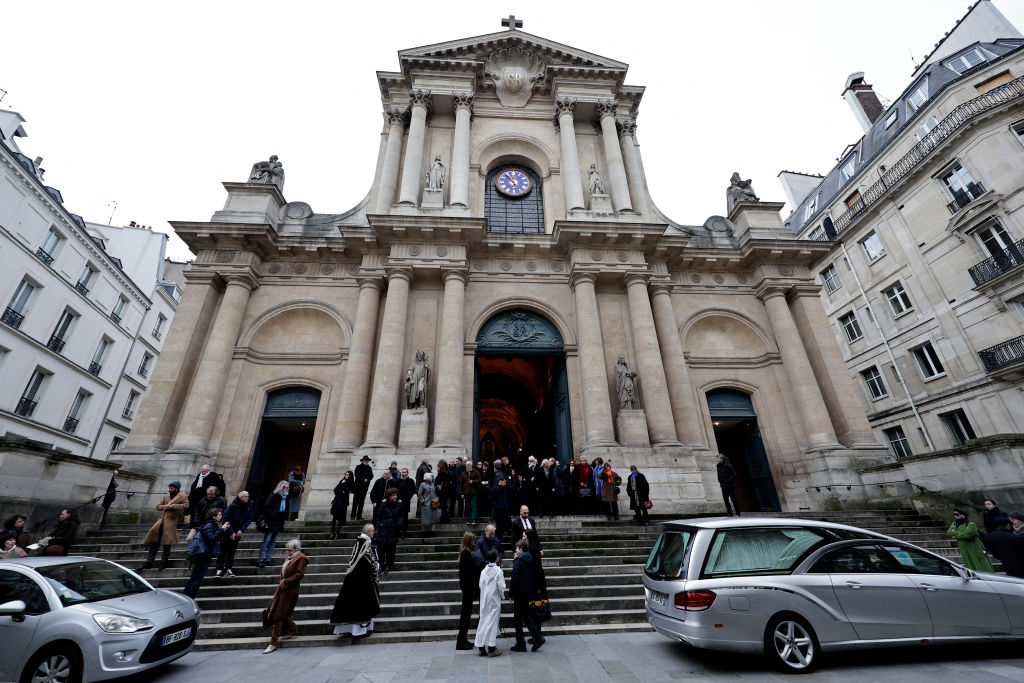 Des personnes qui quittent les lieux après avoir assisté aux funérailles de l'acteur franco-danois Niels Arestrup devant l'église Saint-Roch à Paris, le 10 décembre 2024. | Source : Getty Images