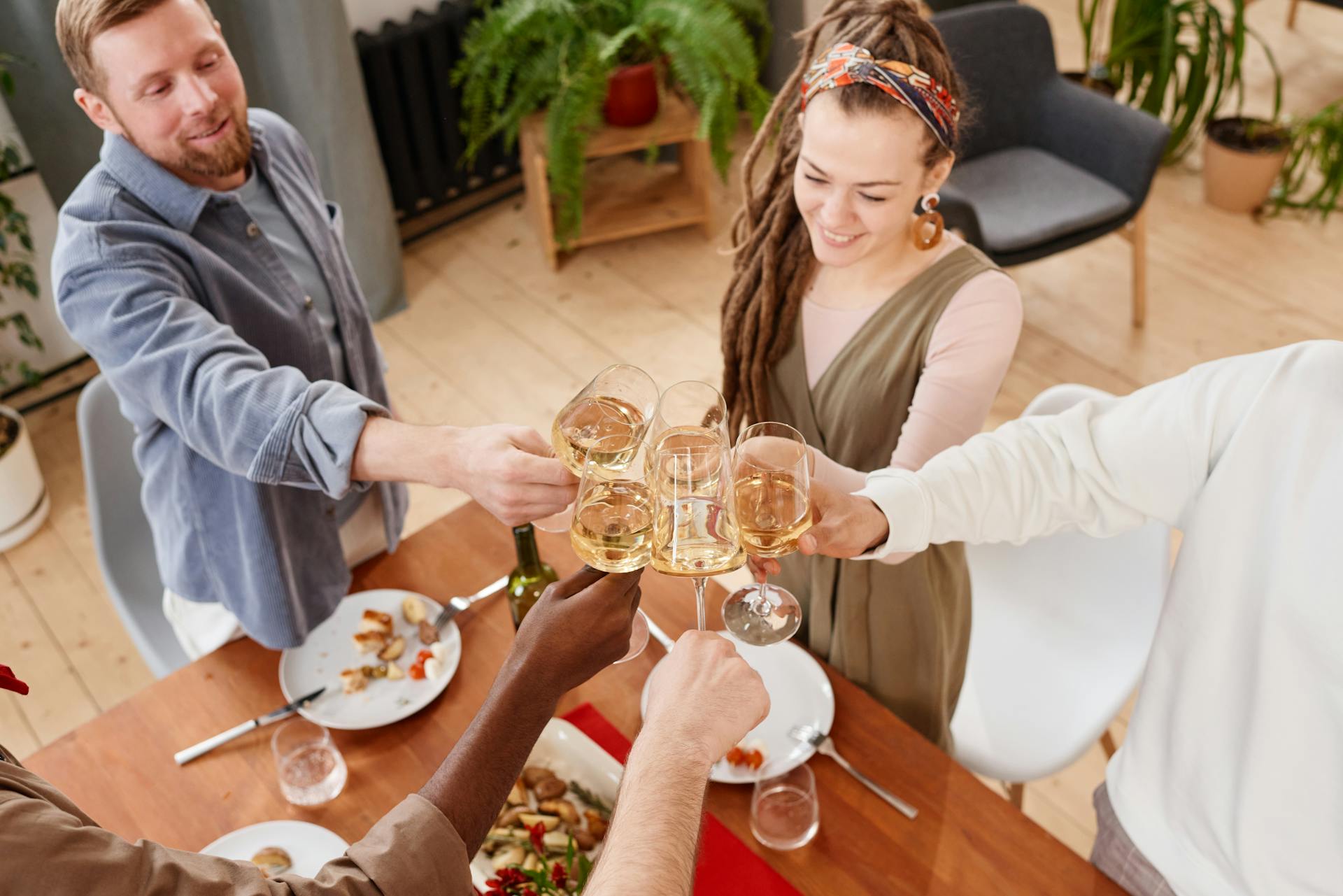 Des gens qui trinquent lors d'un dîner | Source : Pexels