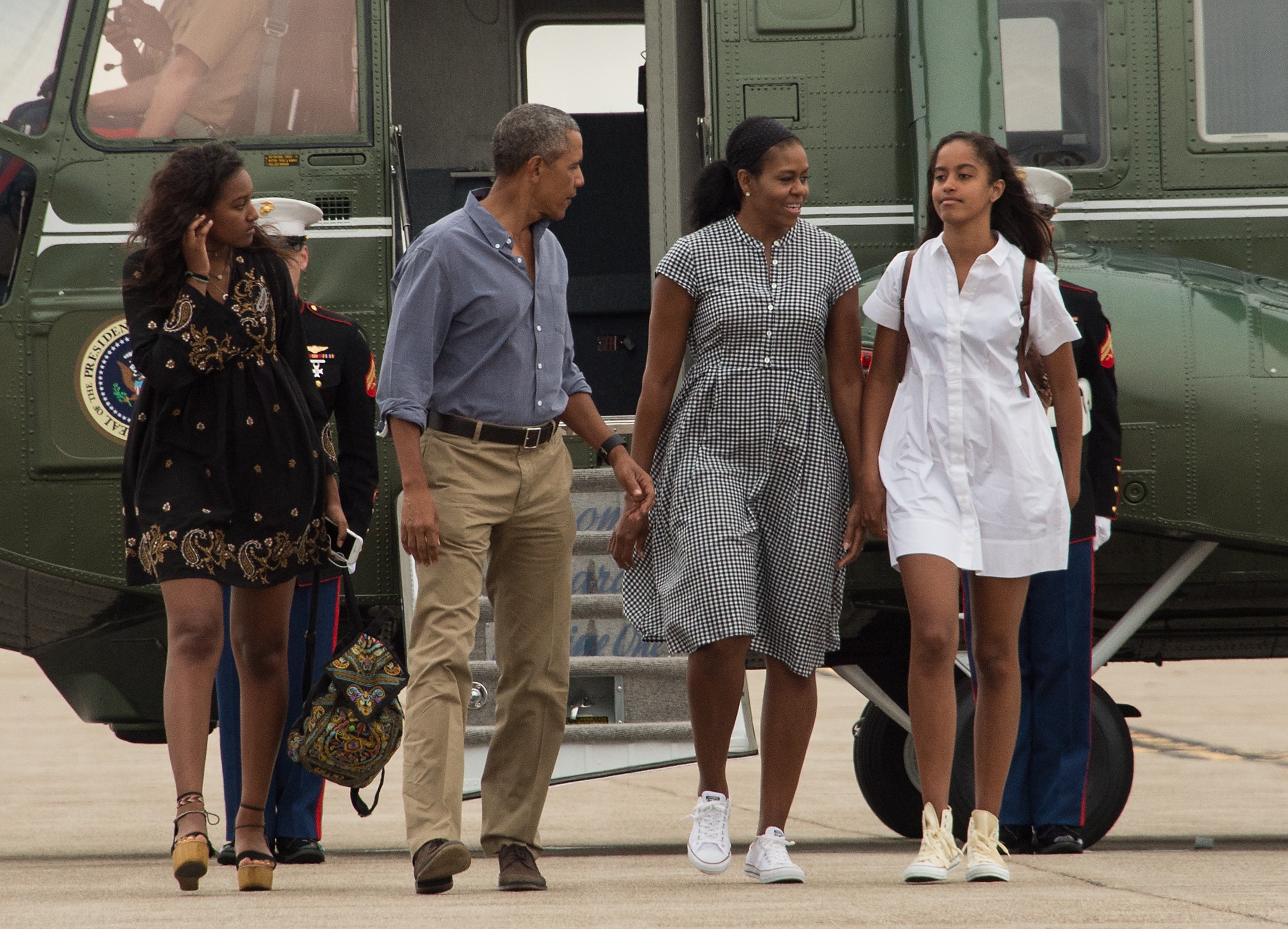 L'ancien président américain Barack Obama, la première dame Michelle Obama et ses filles Malia et Sasha dans le Massachusetts, le 21 août 2016. | Source : Getty Images