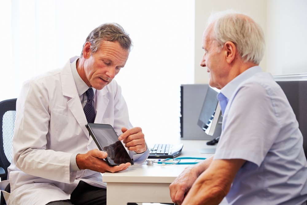 Un patient consultant son docteur. | Shutterstock