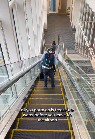 Des personnes descendant un escalator dans un aéroport, comme on peut le voir dans une vidéo 12 septembre 2023 | Source : TikTok/@gracietravels